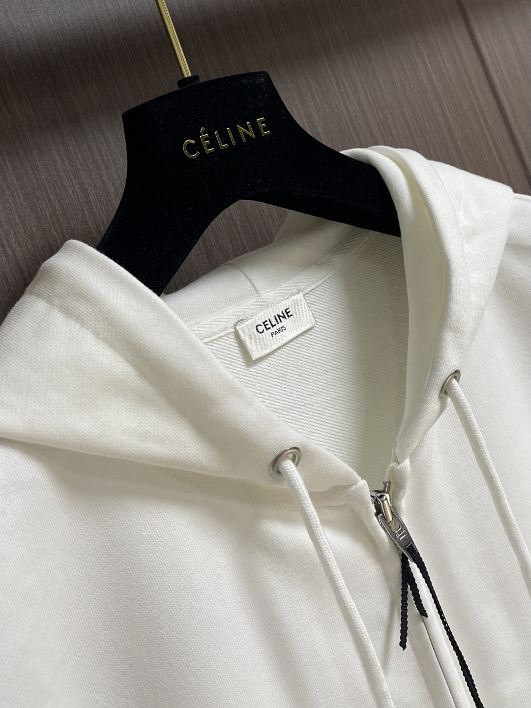 Celine 2025Fw新款印花字母连帽拉链卫衣外套，采用定织定染高克重纯棉卫衣面料制成 面料手感厚实