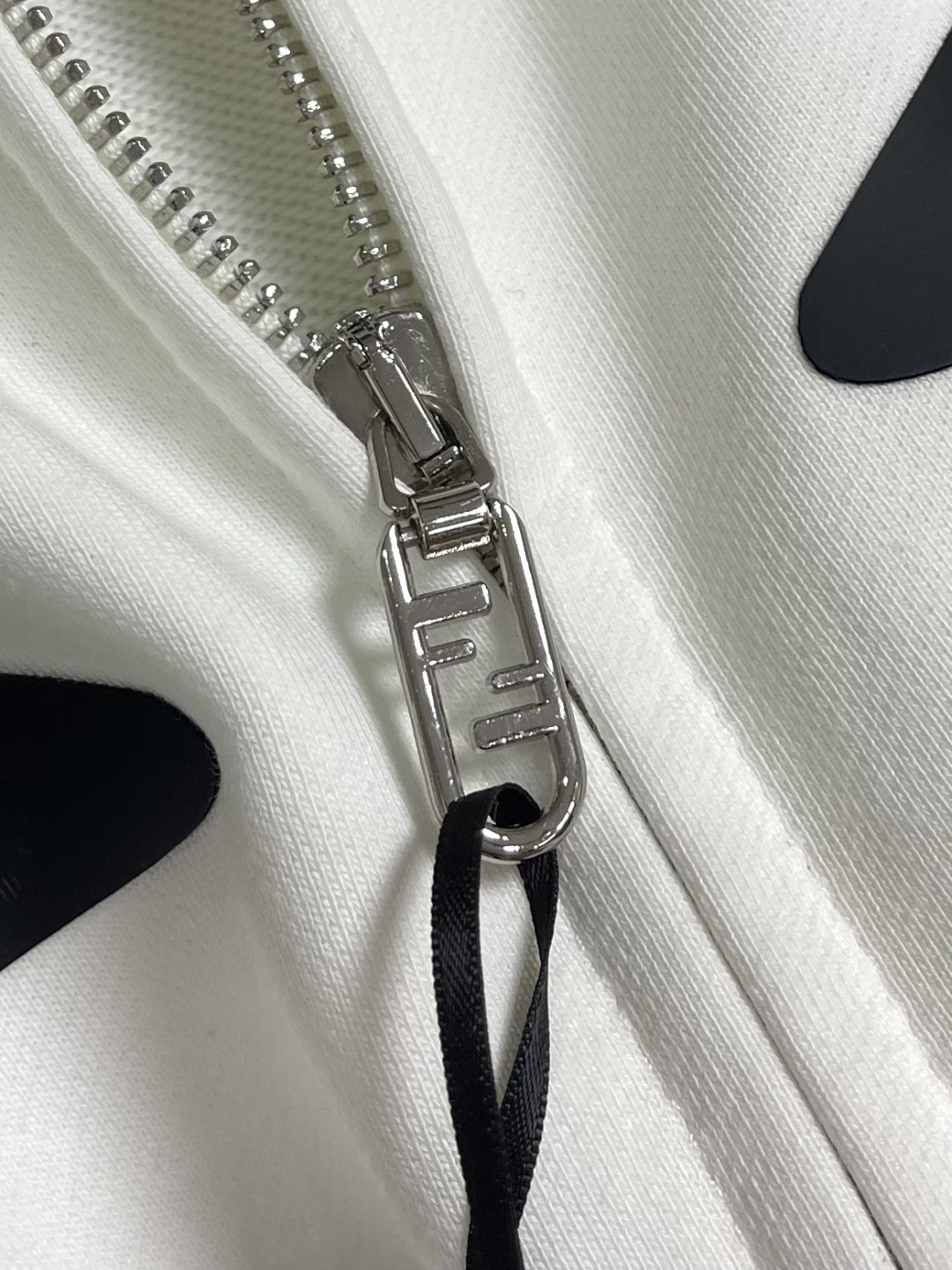 fendi 小怪兽印花拉链连帽卫衣外套，面料采用26s双纱＋10s鱼鳞底面料，380g；搭配21s双纱2