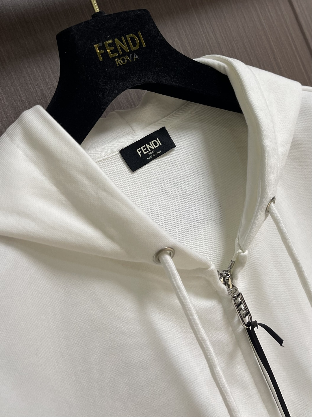 fendi 小怪兽印花拉链连帽卫衣外套，面料采用26s双纱＋10s鱼鳞底面料，380g；搭配21s双纱2