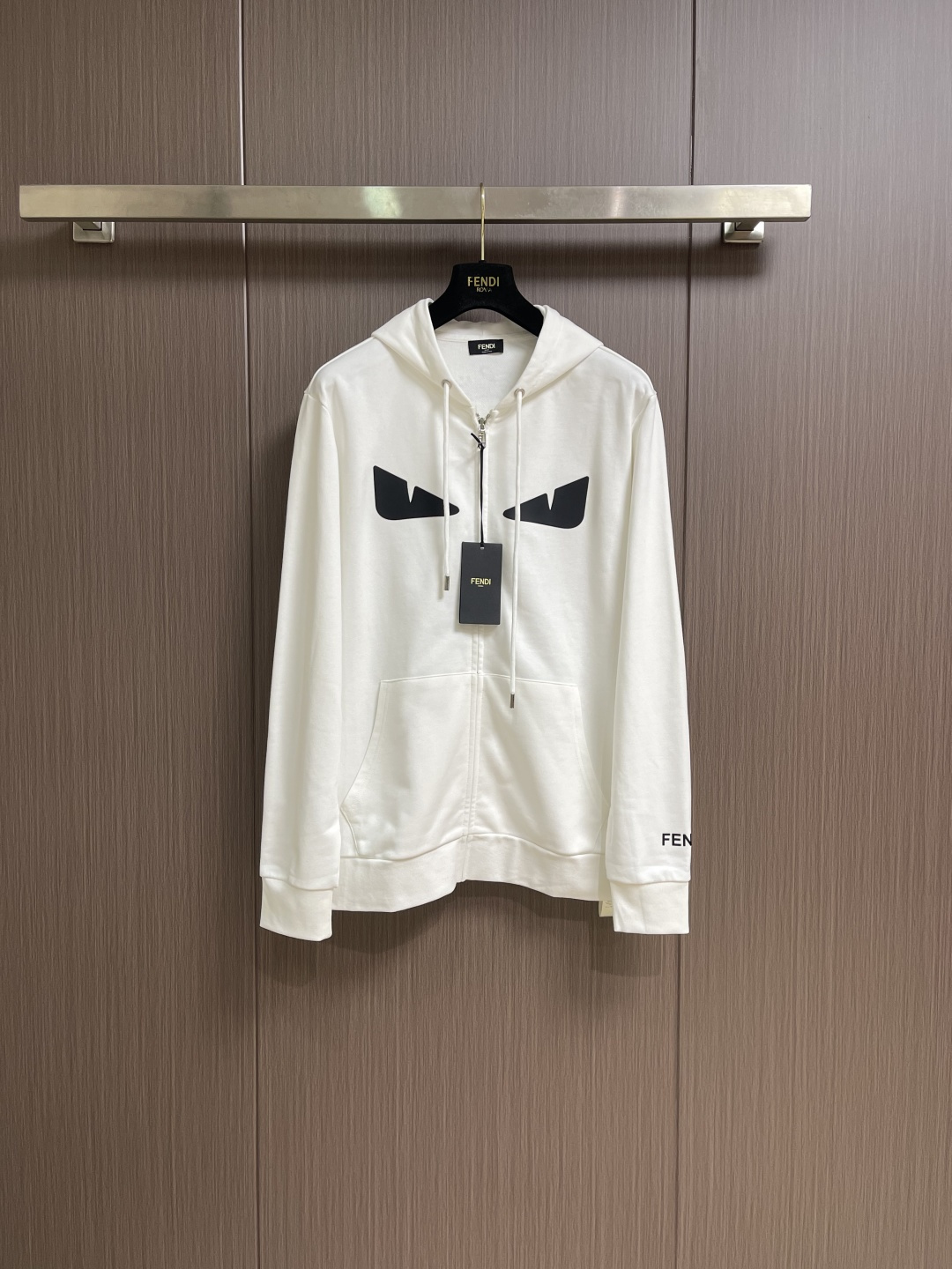 NO:644151,fendi little monster print zipper hooded sweatshirt jacket, the fabric is made of 26s double yarn + 10s fish scale base fabric, 380g; paired with 21s double yarn 2x2 thread, 380g. The fish scale base design and specific manufacturing process are made. Ultra-fine frosted gold refers to a metal process that uses a special process to give the gold surface a delicate frosted texture, which is in sharp contrast to the mirror smoothness of the polishing process. The overall alignment is straight and delicate, and the fabric is comfortable and soft.  The color is consistent and has no color difference. It can be matched with the same style to create a fashionable look, and can be used in various occasions. Customized accessories, complete with three standards, same style for men and women!  Size M-3XL Size M Bust 112 Shoulder Width 44 Length 69 Sleeve Length 64 L Size Bust 116 Shoulder Width 46 Clothing Length 71 Sleeve Length 65  Shoulder width 52, clothing length 77, sleeve length 68, fendi, hoodie, sweatshirts, jackets & coats, gold, hats, alexander wang19860909fendi 小怪兽印花拉链连帽卫衣外套,面料采用26s双纱＋10s鱼鳞底面料,380g；搭配21s双纱2x2螺纹,380g.鱼鳞底设计和特定的造工艺制成,超细磨砂金是指通过特殊工艺处理,使黄金表面呈现出细腻磨砂质感的一种金属工艺,与抛光工艺的光滑如镜形成鲜明对比.整体走线平直细腻 面料舒适柔软 颜色一致无色差 能与同款搭配营造时尚造型,驾驭各种场合,定制辅料,三标齐全,男女同款！尺码M-3XL M码 胸围112 肩宽44 衣长69 袖长64 L码 胸围116 肩宽46 衣长71 袖长65 XL码胸围120 肩宽48 衣长73 袖长66 2XL码 胸围124肩宽50 衣长75 袖长67 3XL码 胸围128 肩宽52 衣长77袖长68,,fendi,hoodie,sweatshirts,jackets & coats,gold,hats,alexander wang,Men's clothing