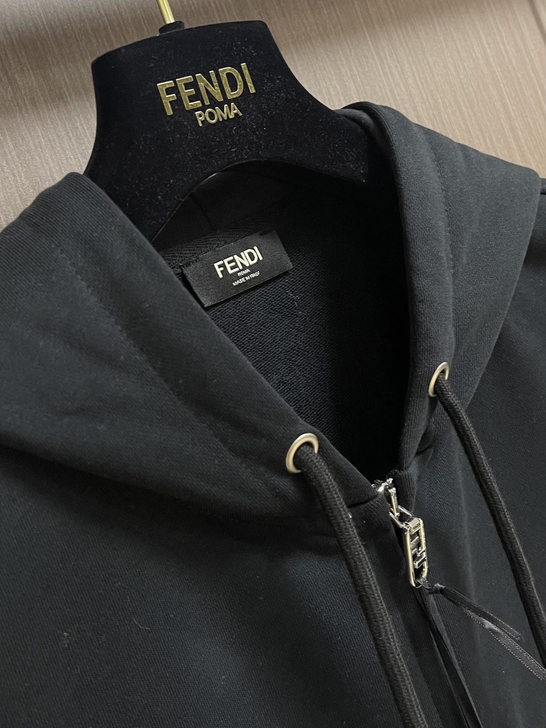 fendi 小怪兽印花拉链连帽卫衣外套，面料采用26s双纱＋10s鱼鳞底面料，380g；搭配21s双纱2