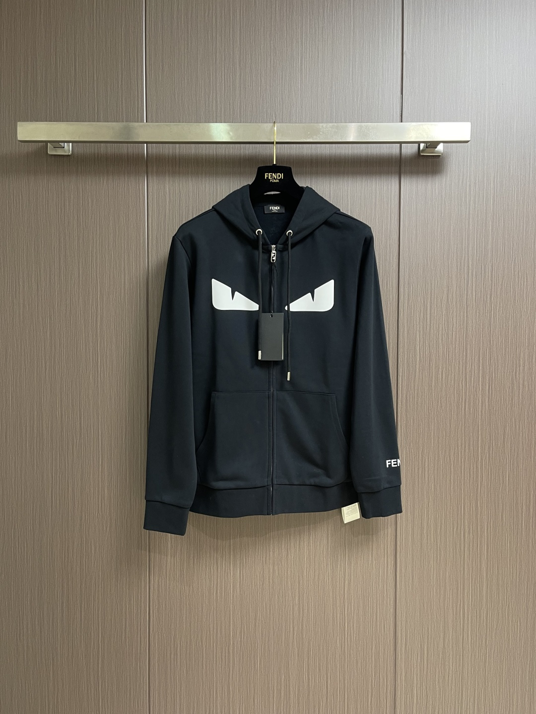 NO:611617,fendi little monster print zipper hooded sweatshirt jacket, the fabric is made of 26s double yarn + 10s fish scale base fabric, 380g; paired with 21s double yarn 2x2 thread, 380g. The fish scale base design and specific manufacturing process are made. Ultra-fine frosted gold refers to a metal process that uses a special process to give the gold surface a delicate frosted texture, which is in sharp contrast to the mirror smoothness of the polishing process. The overall alignment is straight and delicate, and the fabric is comfortable and soft.  The color is consistent and has no color difference. It can be matched with the same style to create a fashionable look, and can be used in various occasions. Customized accessories, complete with three standards, same style for men and women!  Size M-3XL Size M Bust 112 Shoulder Width 44 Length 69 Sleeve Length 64 L Size Bust 116 Shoulder Width 46 Clothing Length 71 Sleeve Length 65  Shoulder width 52, clothing length 77, sleeve length 68, fendi, hoodie, sweatshirts, jackets & coats, gold, hats, alexander wang19860909fendi 小怪兽印花拉链连帽卫衣外套,面料采用26s双纱＋10s鱼鳞底面料,380g；搭配21s双纱2x2螺纹,380g.鱼鳞底设计和特定的造工艺制成,超细磨砂金是指通过特殊工艺处理,使黄金表面呈现出细腻磨砂质感的一种金属工艺,与抛光工艺的光滑如镜形成鲜明对比.整体走线平直细腻 面料舒适柔软 颜色一致无色差 能与同款搭配营造时尚造型,驾驭各种场合,定制辅料,三标齐全,男女同款！尺码M-3XL M码 胸围112 肩宽44 衣长69 袖长64 L码 胸围116 肩宽46 衣长71 袖长65 XL码胸围120 肩宽48 衣长73 袖长66 2XL码 胸围124肩宽50 衣长75 袖长67 3XL码 胸围128 肩宽52 衣长77袖长68,,fendi,hoodie,sweatshirts,jackets & coats,gold,hats,alexander wang,Men's clothing