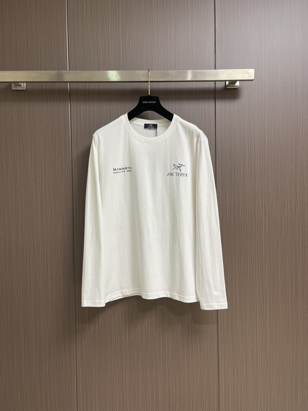 NO:611622,ARCTERYC FW's new early autumn long-sleeved T-shirt is an indispensable base long-sleeved shirt. This is the one your wardrobe lacks. It's so comfortable, it's really easy to wear, and it's super comfortable against the body!  !  Can be worn under anything, the fabric is customized to 280 grams of pure cotton, and the accessories are customized to restore the quality!  Size S-3XL S size Bust 100 Shoulder width 44 Clothing length 68 Sleeve length 62 Medium Bust 104 Shoulder width 45.5 Clothing length 70 Sleeve length 63 Large Size Bust 108 Shoulder width 47 Clothing length 72 Sleeve length 64 XL bust 112 Shoulder width 48.5 Clothing length 74 Sleeve length 65 2  Clothing length 76, sleeve length 66, 3XL size, bust 120, shoulder width 51.5, clothing length 78, sleeve length 67, arc'teryx, tees, t-shirt, alexander wang19860909ARCTERYC 始祖鸟 FW早秋新款长袖T恤,必不可少的打底长袖衫,这就是你衣柜缺的那件,舒服的它真的太好穿了,贴身超级舒适！！可以穿在一切的里边,面料定制280克纯棉,定制辅料还原度！尺码S-3XL S码胸围100 肩宽44 衣长68袖长62 M码胸围104 肩宽45.5 衣长70袖长63 L码 胸围108 肩宽47 衣长72 袖长64 XL码 胸围112 肩宽48.5衣长74袖长65 2XL码 胸围116 肩宽50 衣长76袖长66 3XL码 胸围120 肩宽51.5衣长78袖长67,arc'teryx,tees，t-shirt,alexander wang,Men's clothing