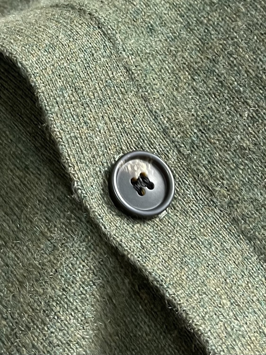 lP🆕 LoroPiana 男士羊毛针织开衫马甲无袖毛衣，这款无袖针织衫采用非常精细的Wish羊毛制成，