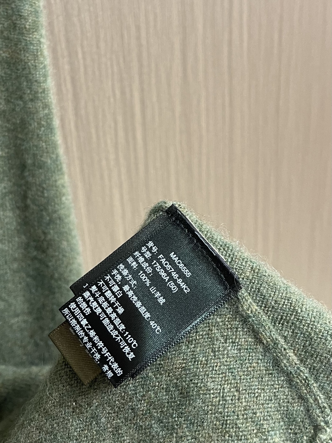 lP🆕 LoroPiana 男士羊毛针织开衫马甲无袖毛衣，这款无袖针织衫采用非常精细的Wish羊毛制成，