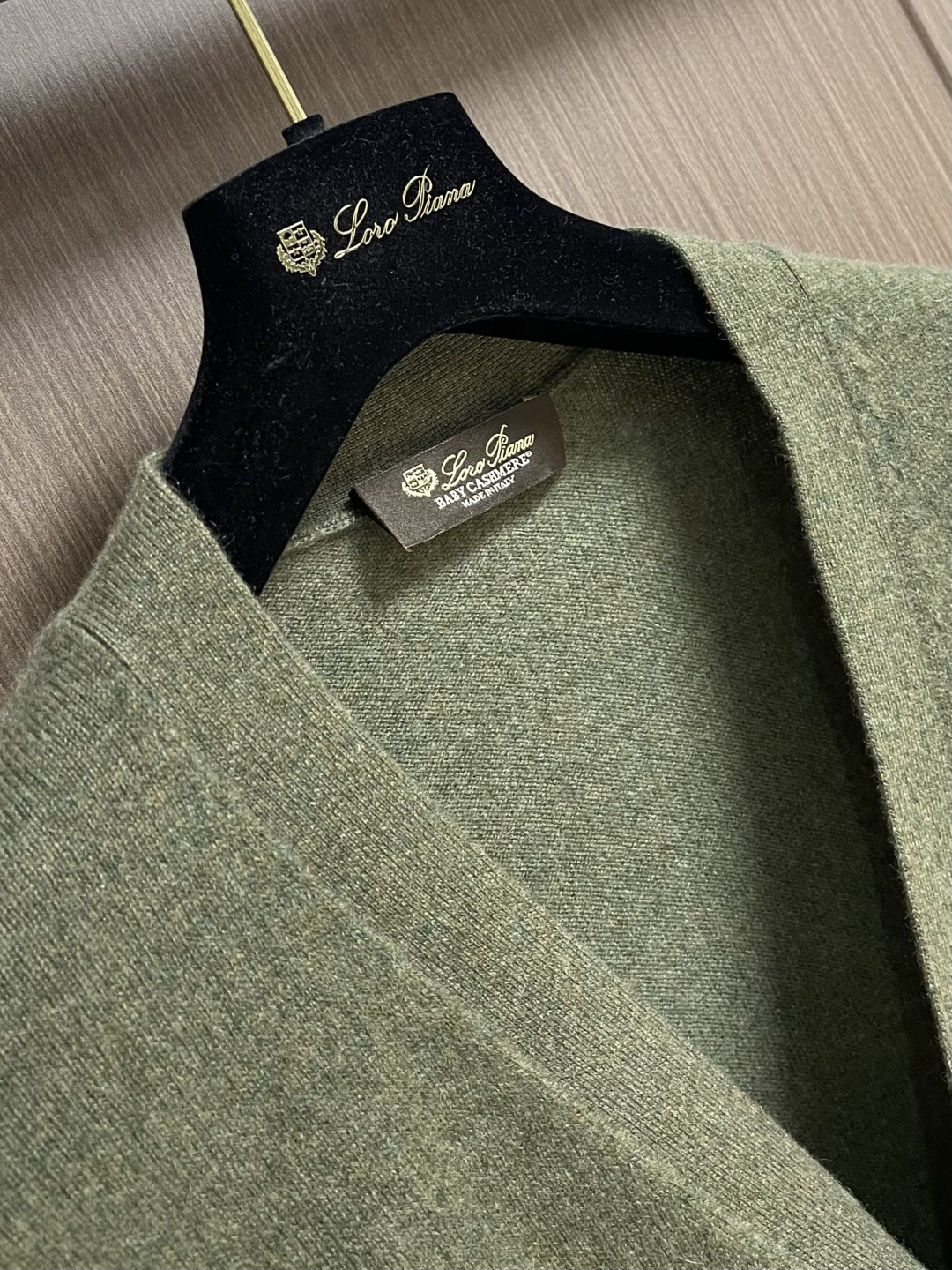 lP🆕 LoroPiana 男士羊毛针织开衫马甲无袖毛衣，这款无袖针织衫采用非常精细的Wish羊毛制成，