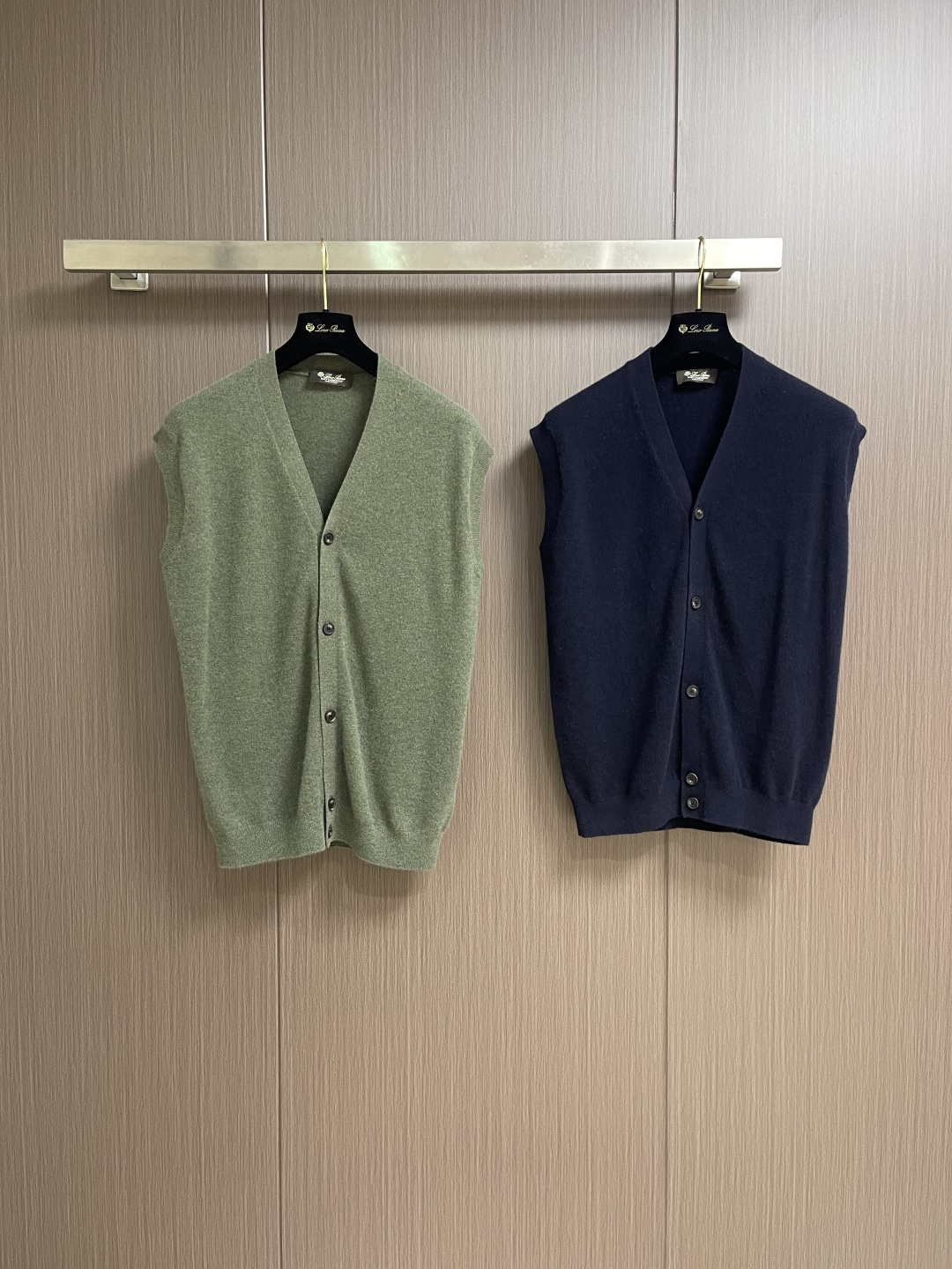 lP🆕 LoroPiana 男士羊毛针织开衫马甲无袖毛衣，这款无袖针织衫采用非常精细的Wish羊毛制成，