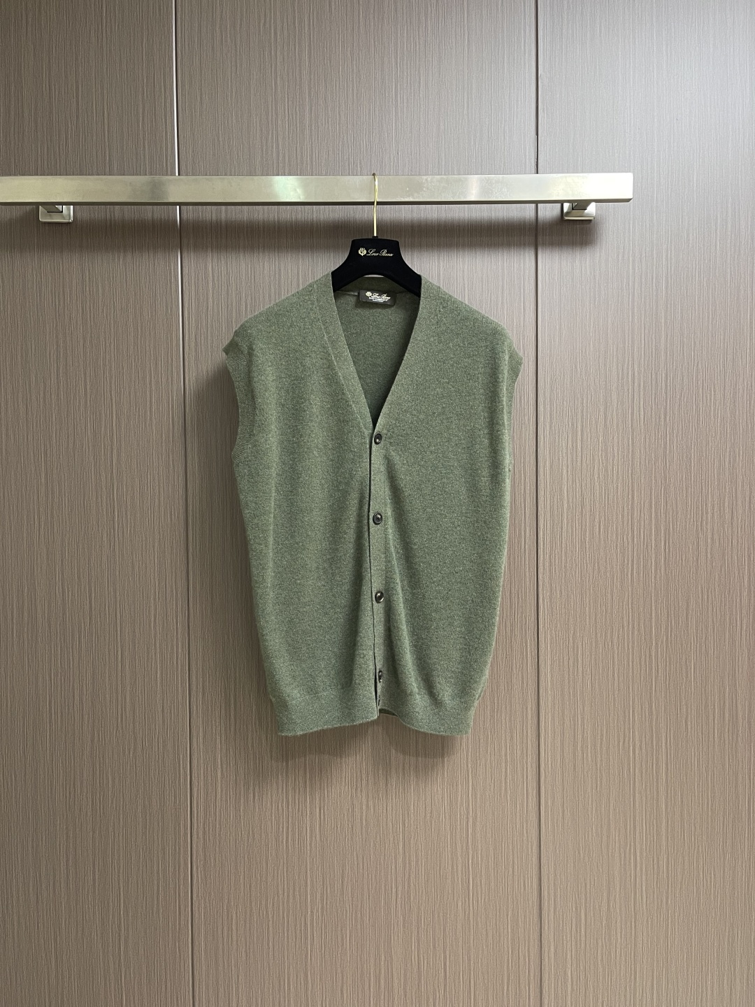 lP🆕 LoroPiana 男士羊毛针织开衫马甲无袖毛衣，这款无袖针织衫采用非常精细的Wish羊毛制成，