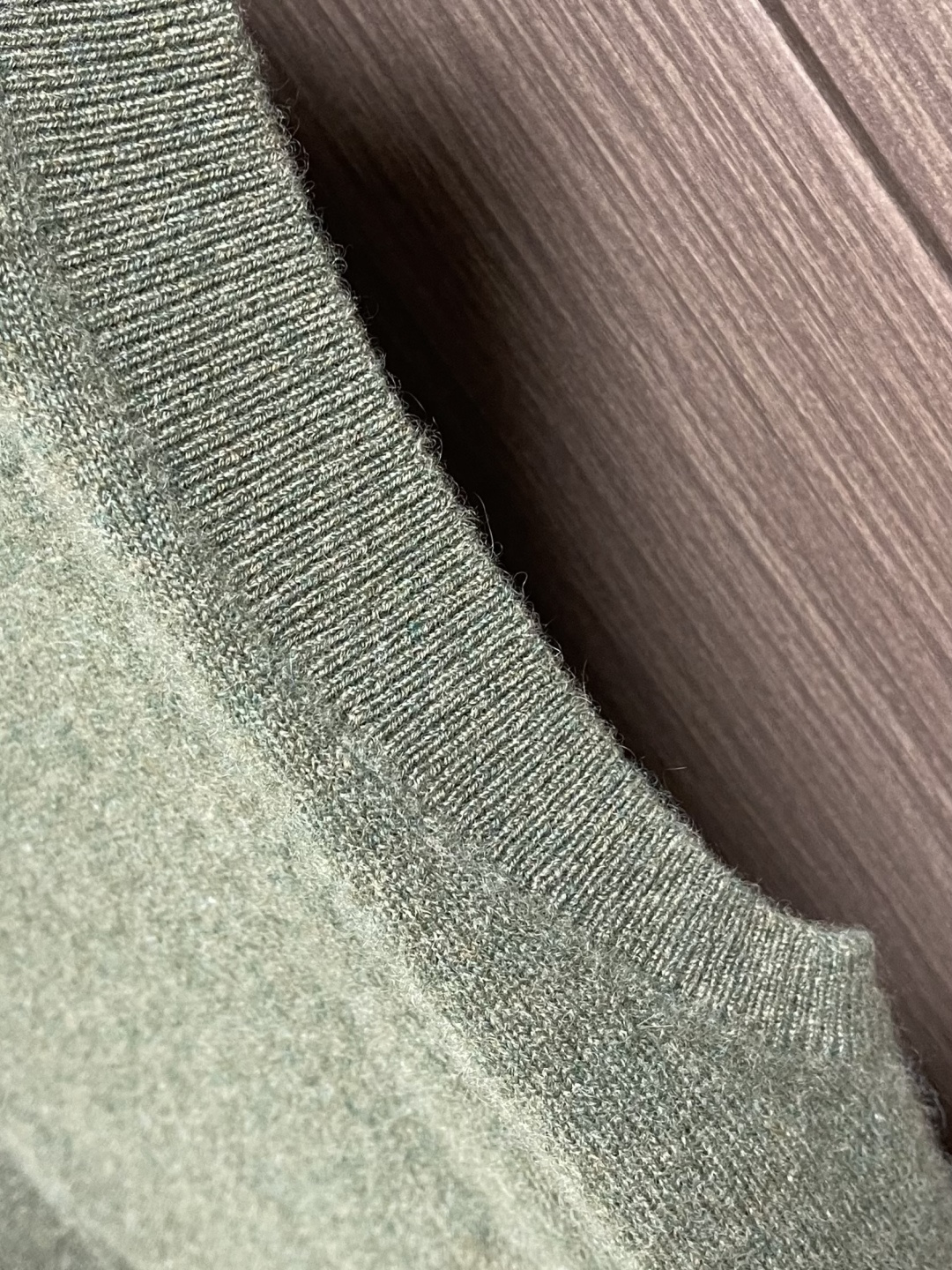 lP🆕 LoroPiana 男士羊毛针织开衫马甲无袖毛衣，这款无袖针织衫采用非常精细的Wish羊毛制成，