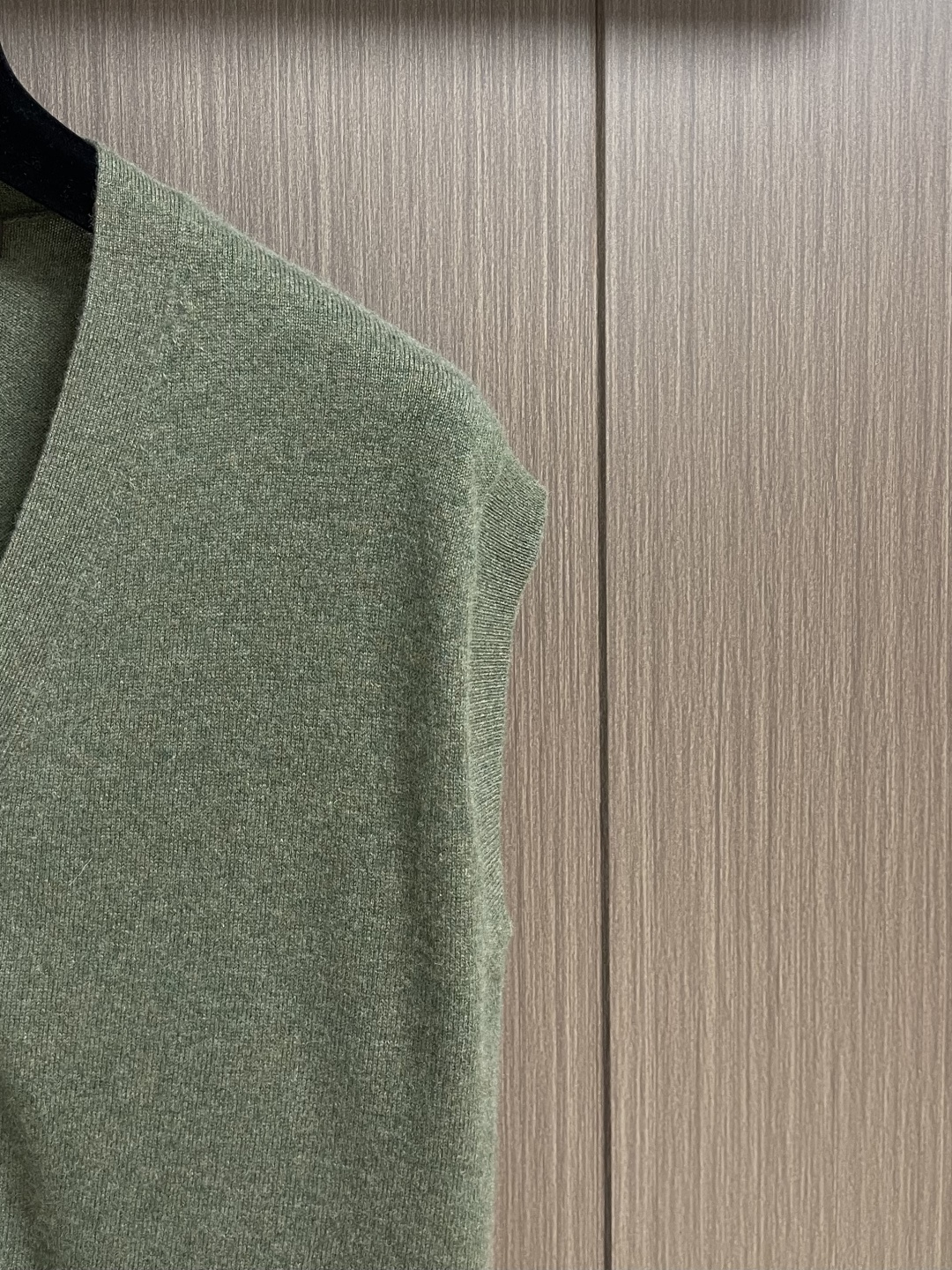 lP🆕 LoroPiana 男士羊毛针织开衫马甲无袖毛衣，这款无袖针织衫采用非常精细的Wish羊毛制成，