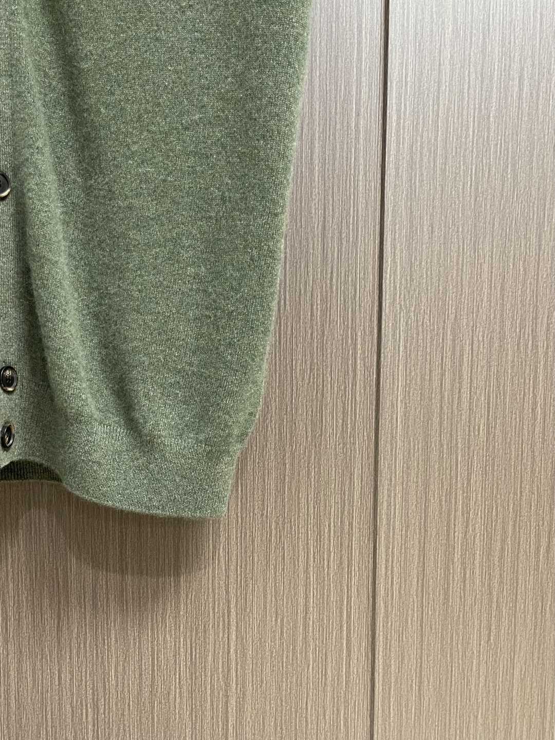 lP🆕 LoroPiana 男士羊毛针织开衫马甲无袖毛衣，这款无袖针织衫采用非常精细的Wish羊毛制成，