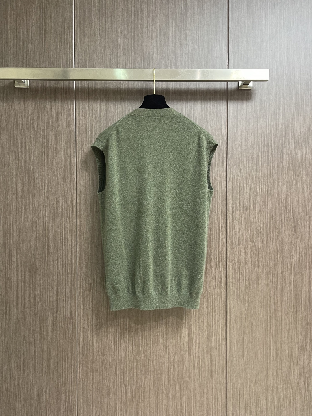 lP🆕 LoroPiana 男士羊毛针织开衫马甲无袖毛衣，这款无袖针织衫采用非常精细的Wish羊毛制成，