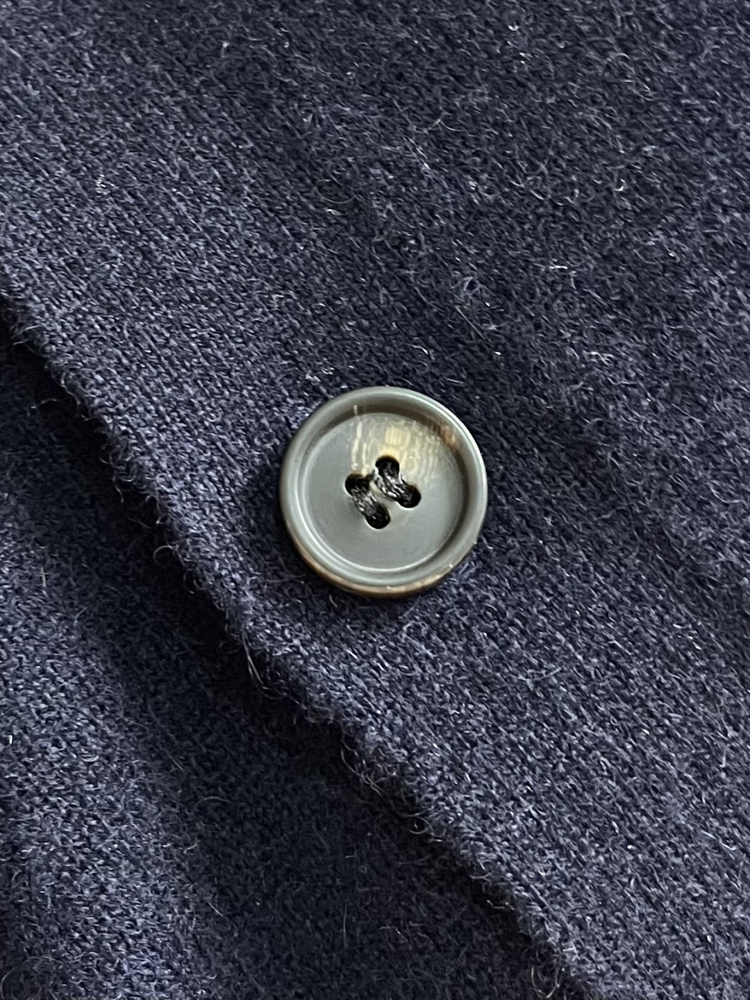 lP🆕 LoroPiana 男士羊毛针织开衫马甲无袖毛衣，这款无袖针织衫采用非常精细的Wish羊毛制成，