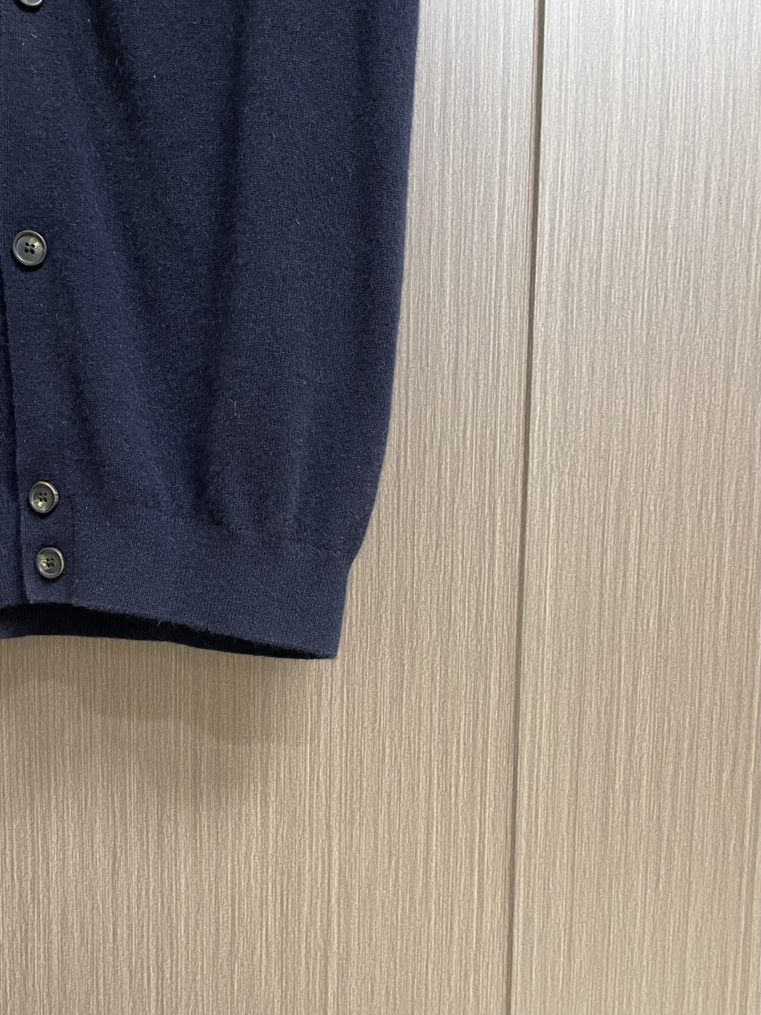 lP🆕 LoroPiana 男士羊毛针织开衫马甲无袖毛衣，这款无袖针织衫采用非常精细的Wish羊毛制成，