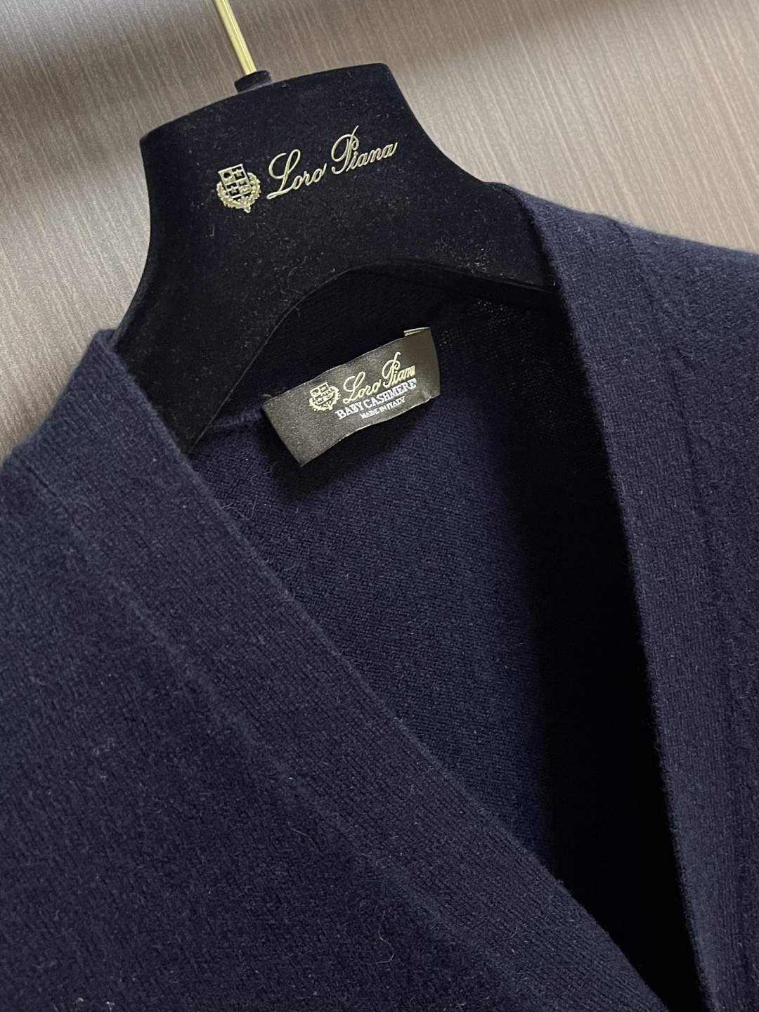 lP🆕 LoroPiana 男士羊毛针织开衫马甲无袖毛衣，这款无袖针织衫采用非常精细的Wish羊毛制成，