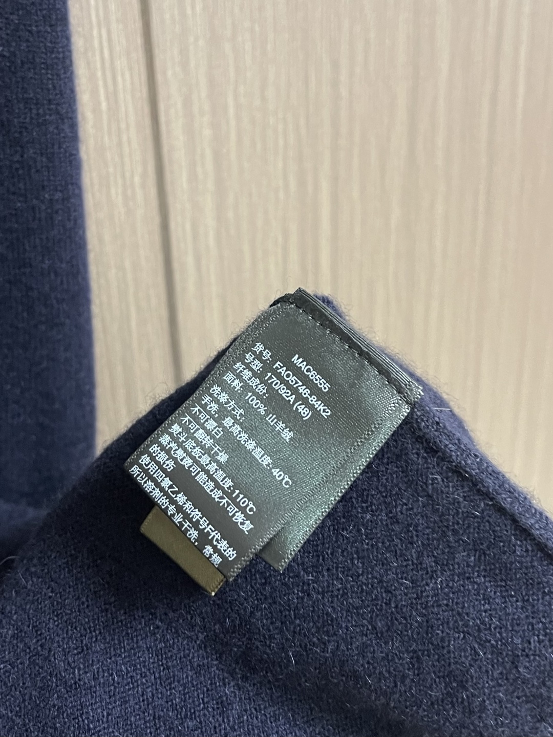 lP🆕 LoroPiana 男士羊毛针织开衫马甲无袖毛衣，这款无袖针织衫采用非常精细的Wish羊毛制成，