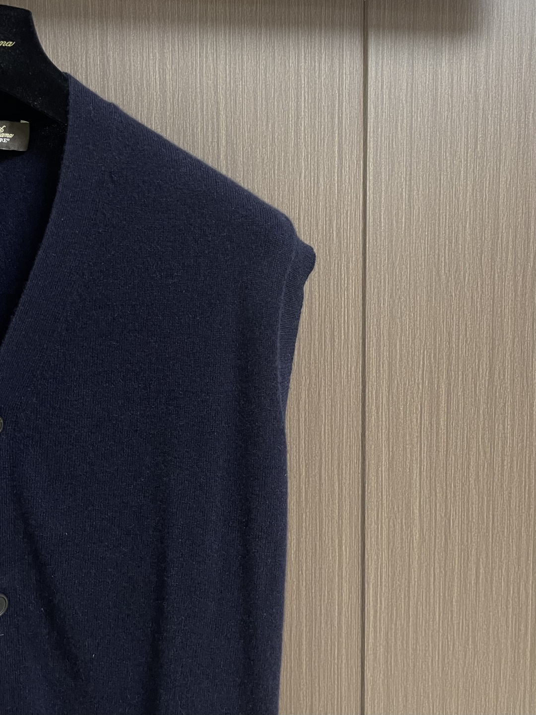 lP🆕 LoroPiana 男士羊毛针织开衫马甲无袖毛衣，这款无袖针织衫采用非常精细的Wish羊毛制成，