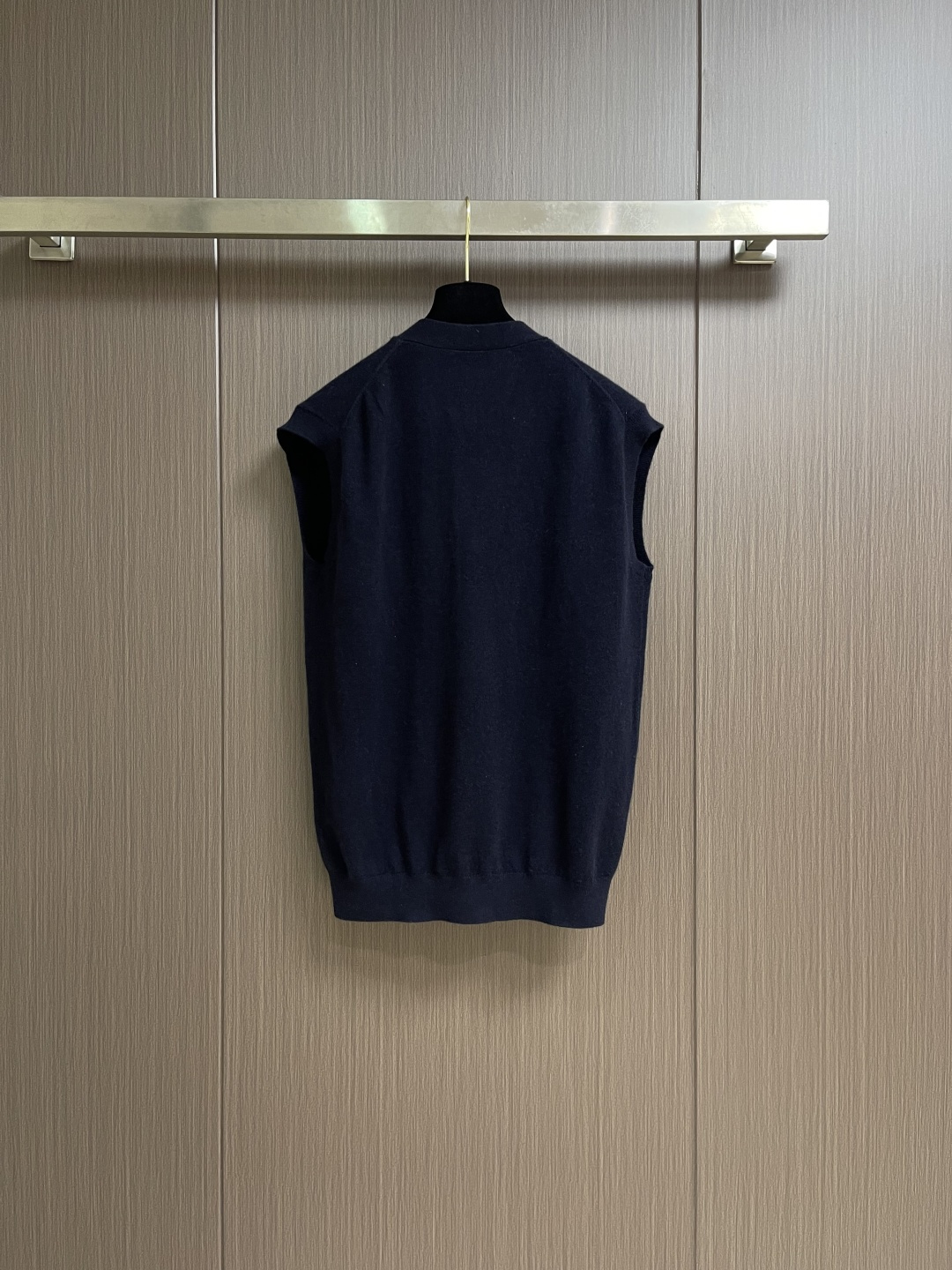 lP🆕 LoroPiana 男士羊毛针织开衫马甲无袖毛衣，这款无袖针织衫采用非常精细的Wish羊毛制成，