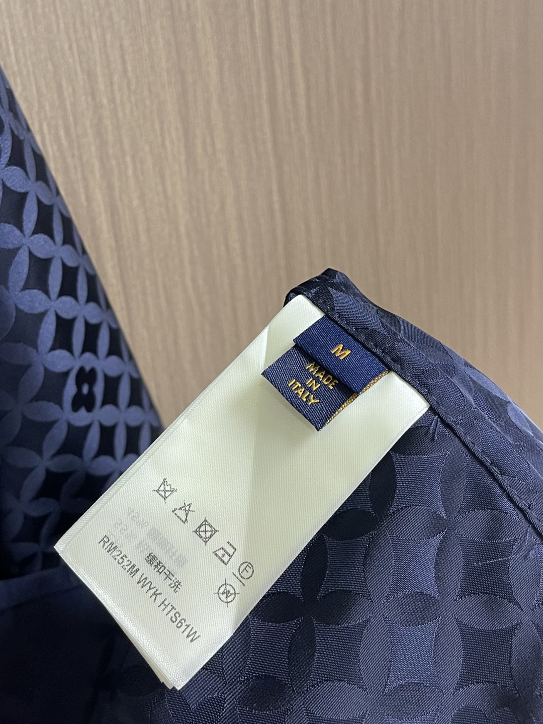 LV 府绸提花字母印花复古V领长袖衬衫，府绸是一种经典的棉织物，其特点是经纬纱密度差异大，形成细腻的菱形