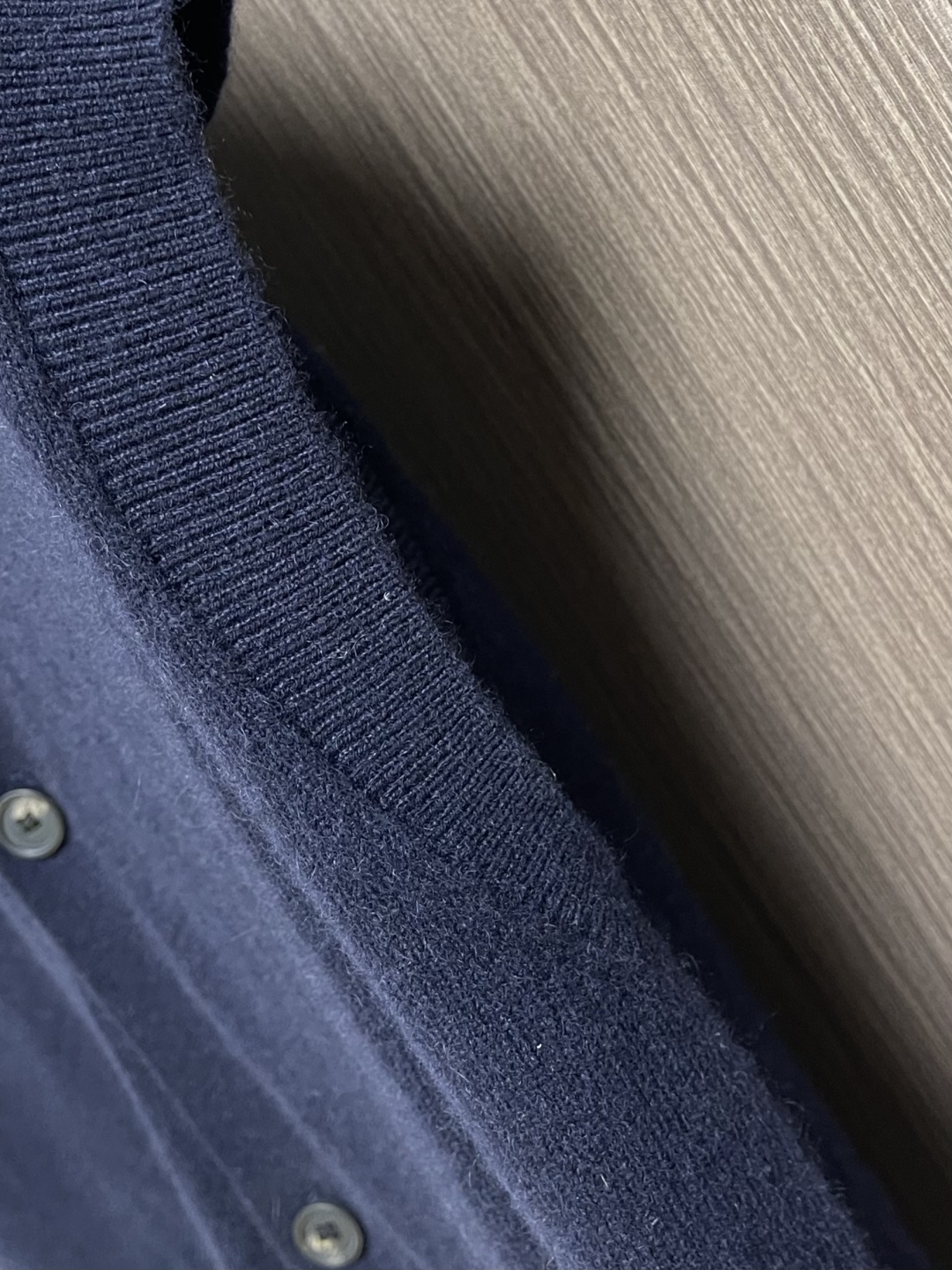 lP🆕 LoroPiana 男士羊毛针织开衫马甲无袖毛衣，这款无袖针织衫采用非常精细的Wish羊毛制成，