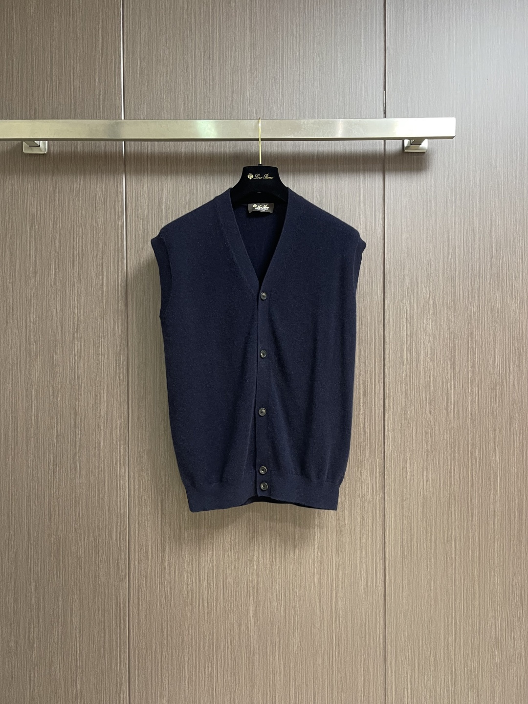 lP🆕 LoroPiana 男士羊毛针织开衫马甲无袖毛衣，这款无袖针织衫采用非常精细的Wish羊毛制成，