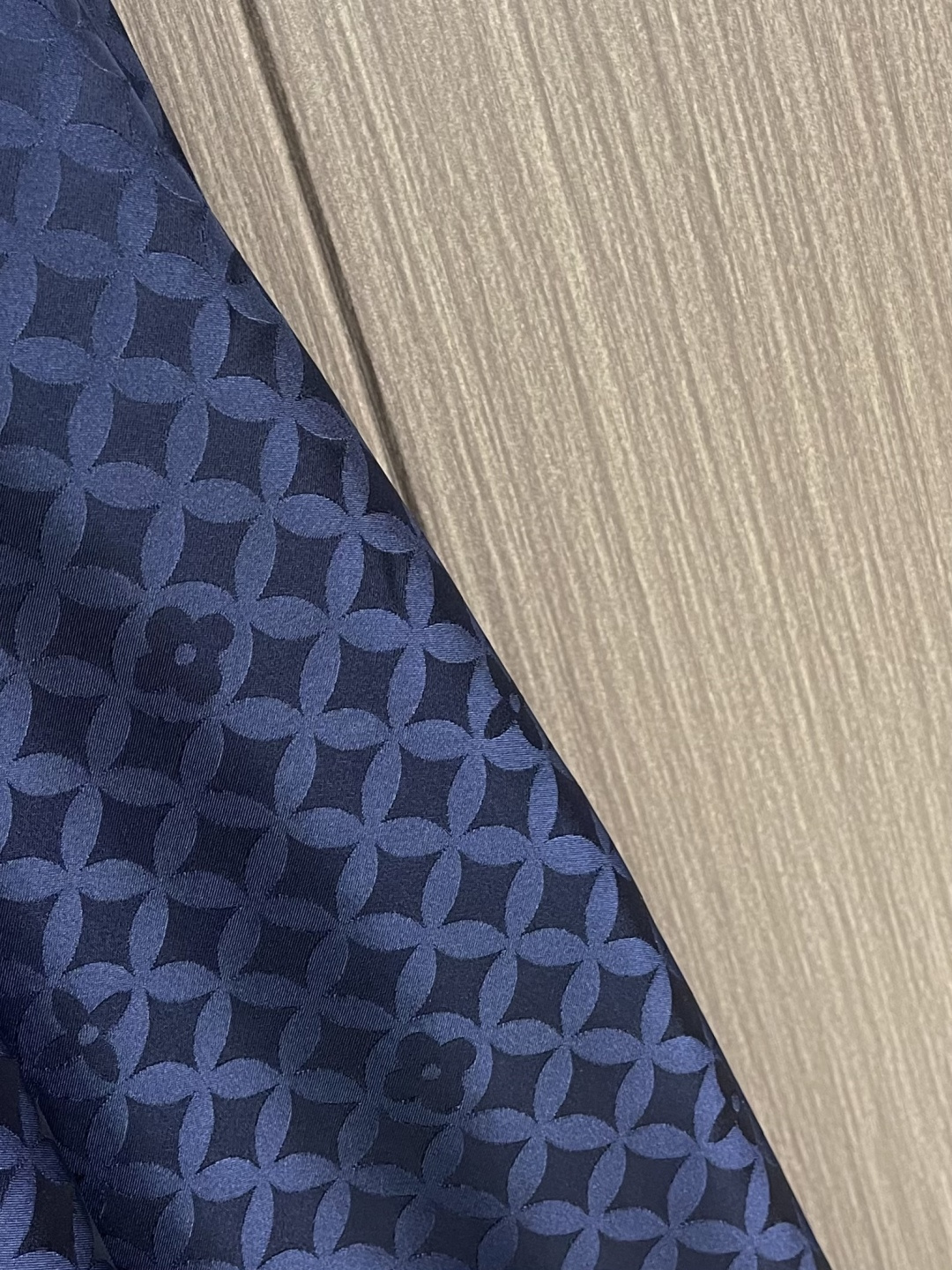 LV 府绸提花字母印花复古V领长袖衬衫，府绸是一种经典的棉织物，其特点是经纬纱密度差异大，形成细腻的菱形