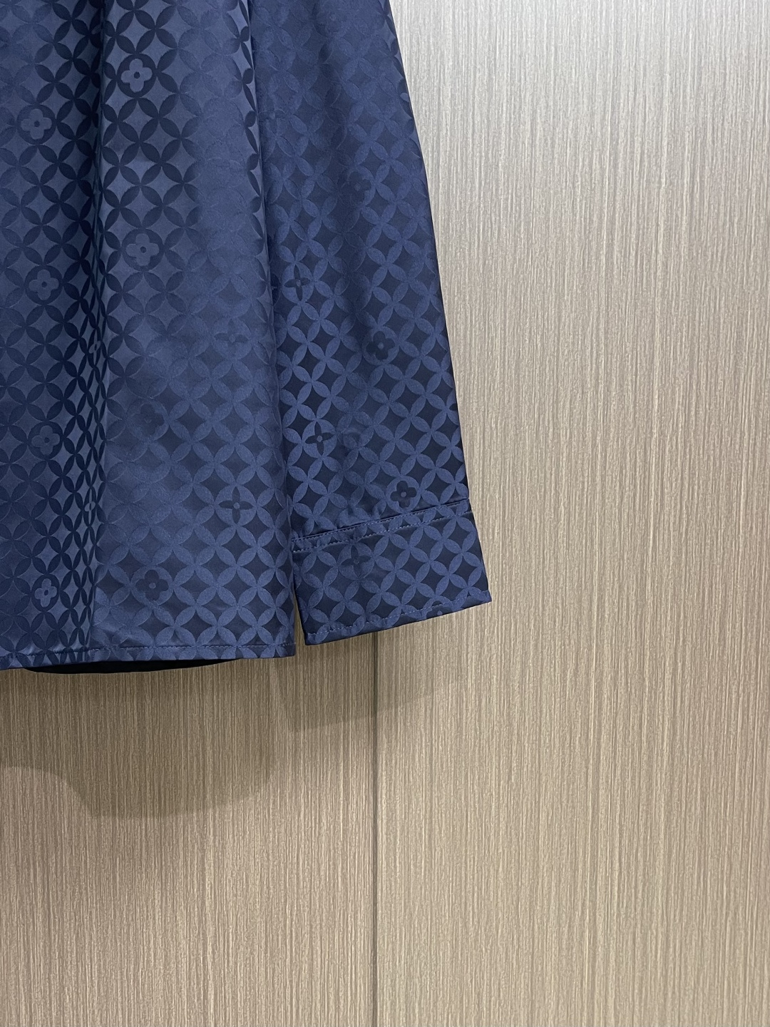 LV 府绸提花字母印花复古V领长袖衬衫，府绸是一种经典的棉织物，其特点是经纬纱密度差异大，形成细腻的菱形