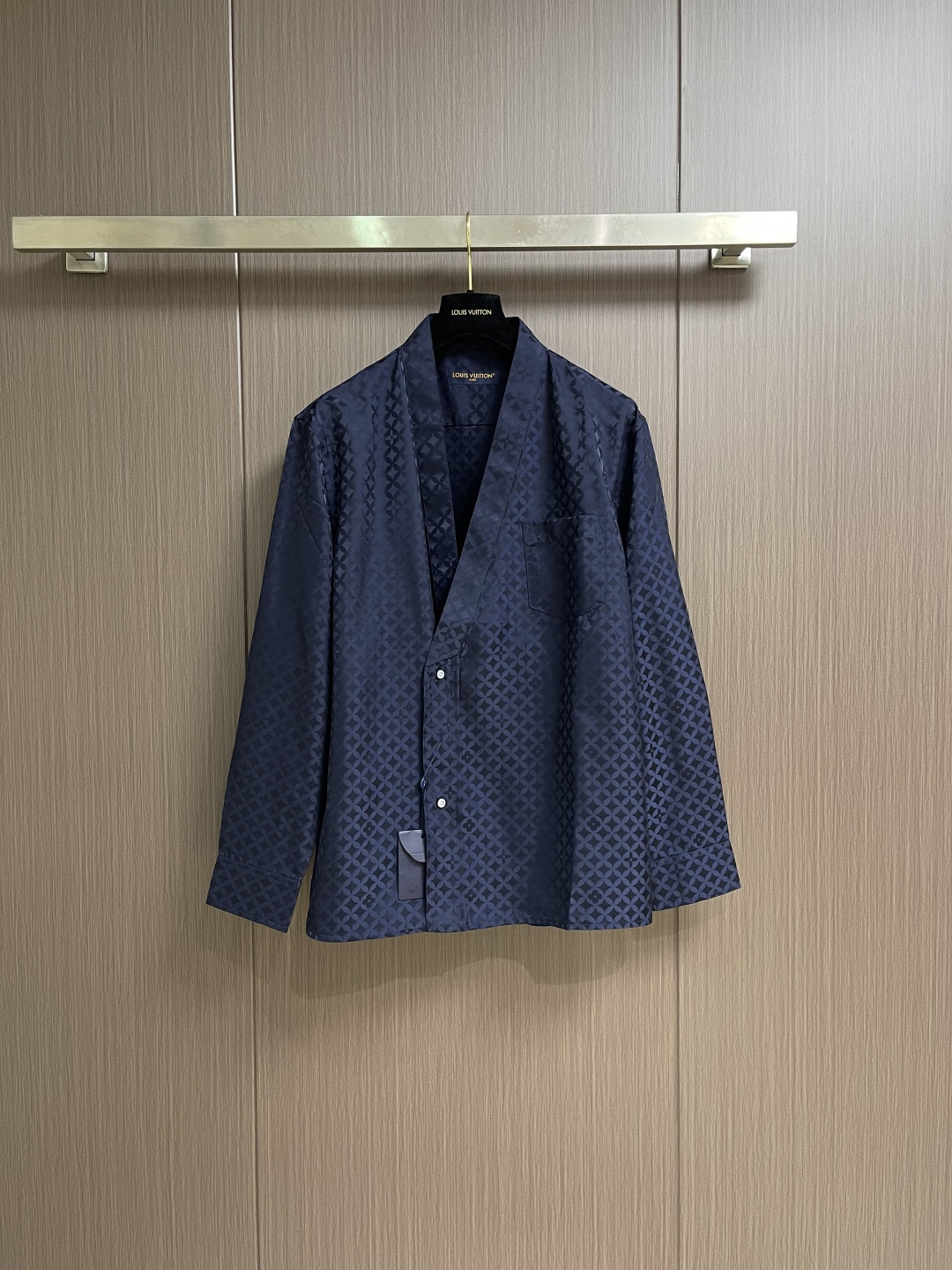 NO:611581,LV  Poplin jacquard letter print retro V-neck long-sleeved shirt. Poplin is a classic cotton fabric. It is characterized by a large density difference in warp and weft yarns, forming a fine diamond-shaped grainy texture. This structure not only gives the fabric a refreshing and breathable wearing feel, but also ensures that its texture is light and thin but has a crisp texture, avoiding the shortcomings of ordinary thin cotton that easily collapses. It perfectly supports the neat shape of the shirt while maintaining  It has the unique skin-friendly comfort of cotton. It is decorated with a release process printing on the chest; it is not too loose or deliberately slim, aiming to create a clean and neat silhouette, which is highly tolerant to the body shape. The standard length ensures that the hem can be properly tucked into trousers or hang down naturally, meeting various dressing needs such as formal and casual. The overall routing is straight and delicate, the fabric is comfortable and soft, and the color is consistent without color difference.  Can be matched with the same style to create a fashionable look, to control various occasions, customized accessories, complete three standards, same style for men and women. Sizes S-XL, louis vuitton, shirts, alexander wang19860909LV 府绸提花字母印花复古V领长袖衬衫,府绸是一种经典的棉织物,其特点是经纬纱密度差异大,形成细腻的菱形颗粒感肌理.这种结构不仅赋予面料清爽透气的穿着感,更确保了其质地轻薄却骨感挺括,避免了普通薄棉易软塌的缺点,完美承托起衬衫的利落版型,同时保持了棉独有的亲肤舒适性.胸前饰有拔印工艺印花；不过分宽松也不刻意修身,旨在打造干净利落的轮廓,对体型都具有极高的包容性.标准长度确保下摆能够妥帖地束入裤装或自然垂落,满足正式与休闲等多种穿搭需求.整体走线平直细腻,面料舒适柔软,颜色一致无色差 能与同款搭配营造时尚造型,驾驭各种场合,定制辅料,三标齐全,男女同款. 尺码S-XL,,louis vuitton,shirts,alexander wang,Men's clothing