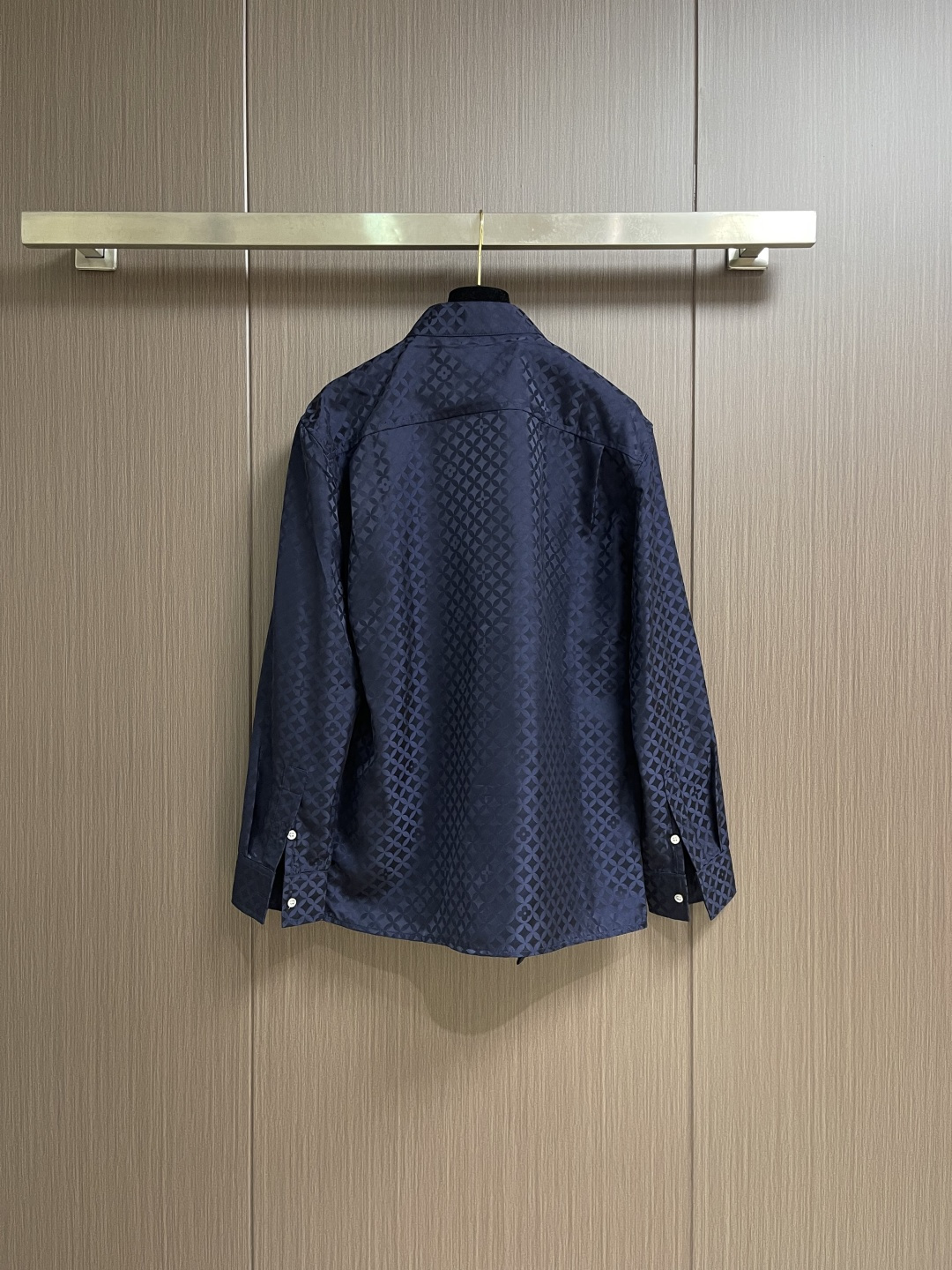 LV 府绸提花字母印花复古V领长袖衬衫，府绸是一种经典的棉织物，其特点是经纬纱密度差异大，形成细腻的菱形