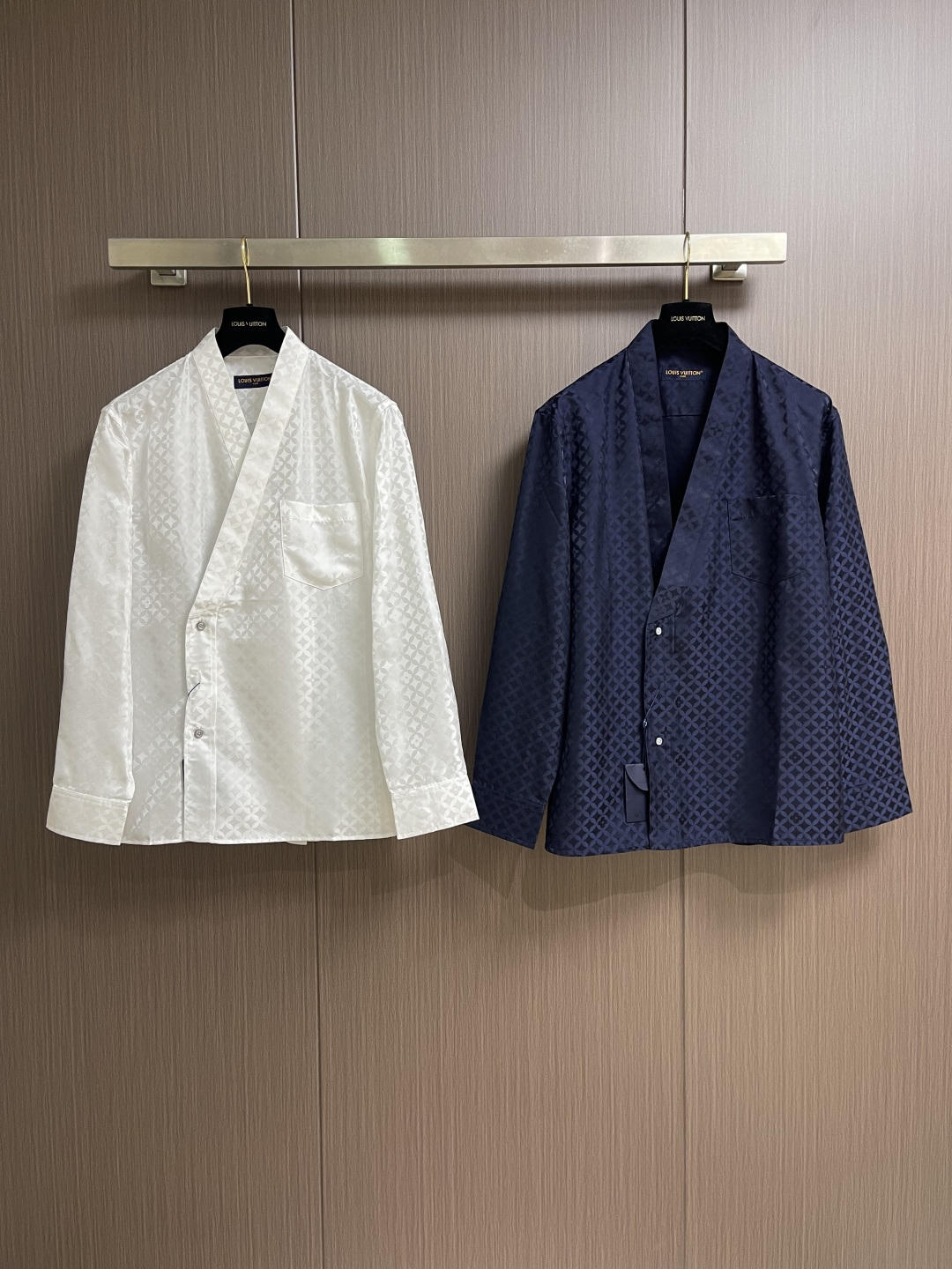 LV 府绸提花字母印花复古V领长袖衬衫，府绸是一种经典的棉织物，其特点是经纬纱密度差异大，形成细腻的菱形