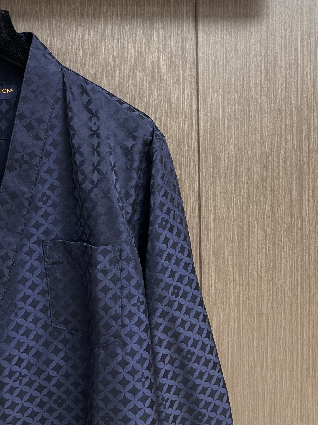 LV 府绸提花字母印花复古V领长袖衬衫，府绸是一种经典的棉织物，其特点是经纬纱密度差异大，形成细腻的菱形