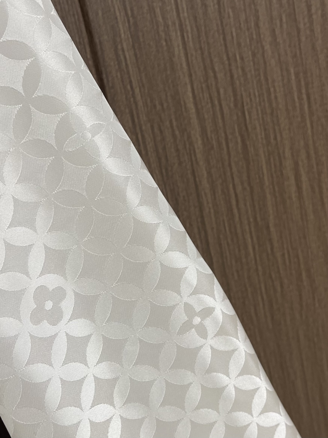 LV 府绸提花字母印花复古V领长袖衬衫，府绸是一种经典的棉织物，其特点是经纬纱密度差异大，形成细腻的菱形