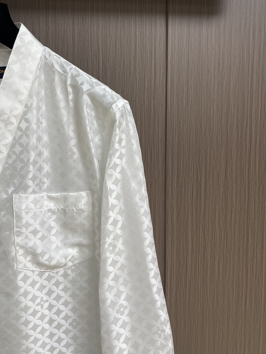 LV 府绸提花字母印花复古V领长袖衬衫，府绸是一种经典的棉织物，其特点是经纬纱密度差异大，形成细腻的菱形