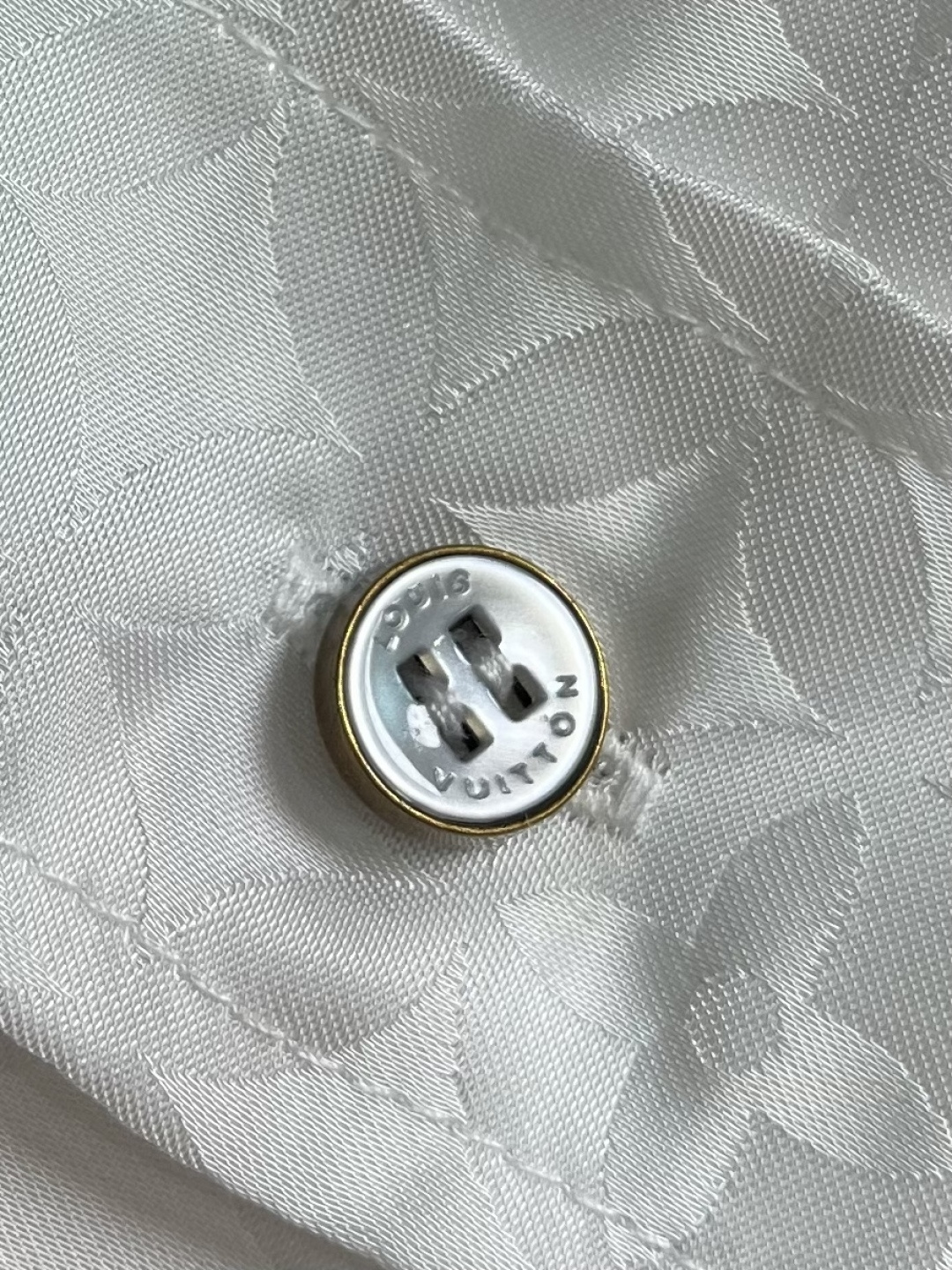 LV 府绸提花字母印花复古V领长袖衬衫，府绸是一种经典的棉织物，其特点是经纬纱密度差异大，形成细腻的菱形