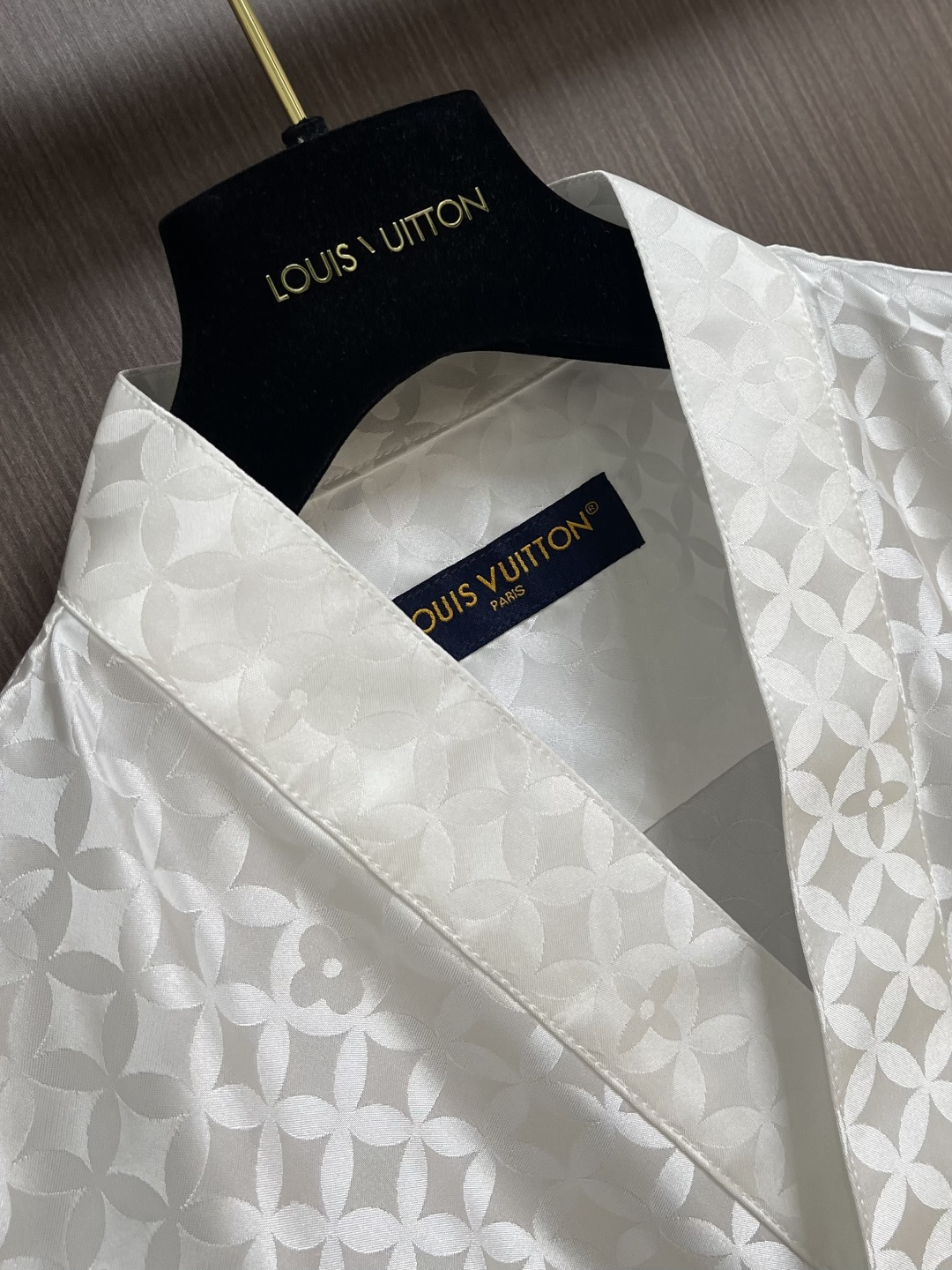 LV 府绸提花字母印花复古V领长袖衬衫，府绸是一种经典的棉织物，其特点是经纬纱密度差异大，形成细腻的菱形