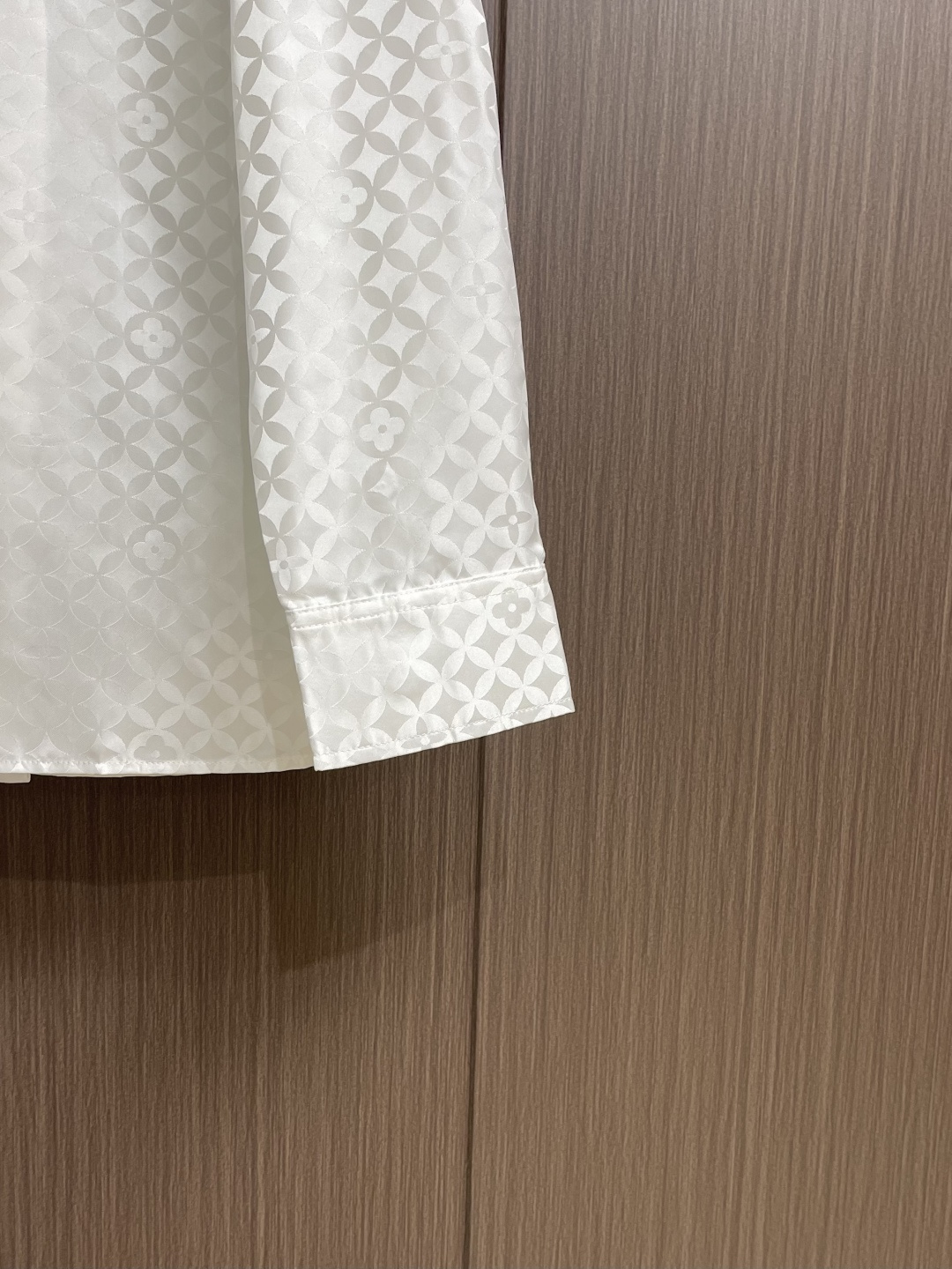 LV 府绸提花字母印花复古V领长袖衬衫，府绸是一种经典的棉织物，其特点是经纬纱密度差异大，形成细腻的菱形