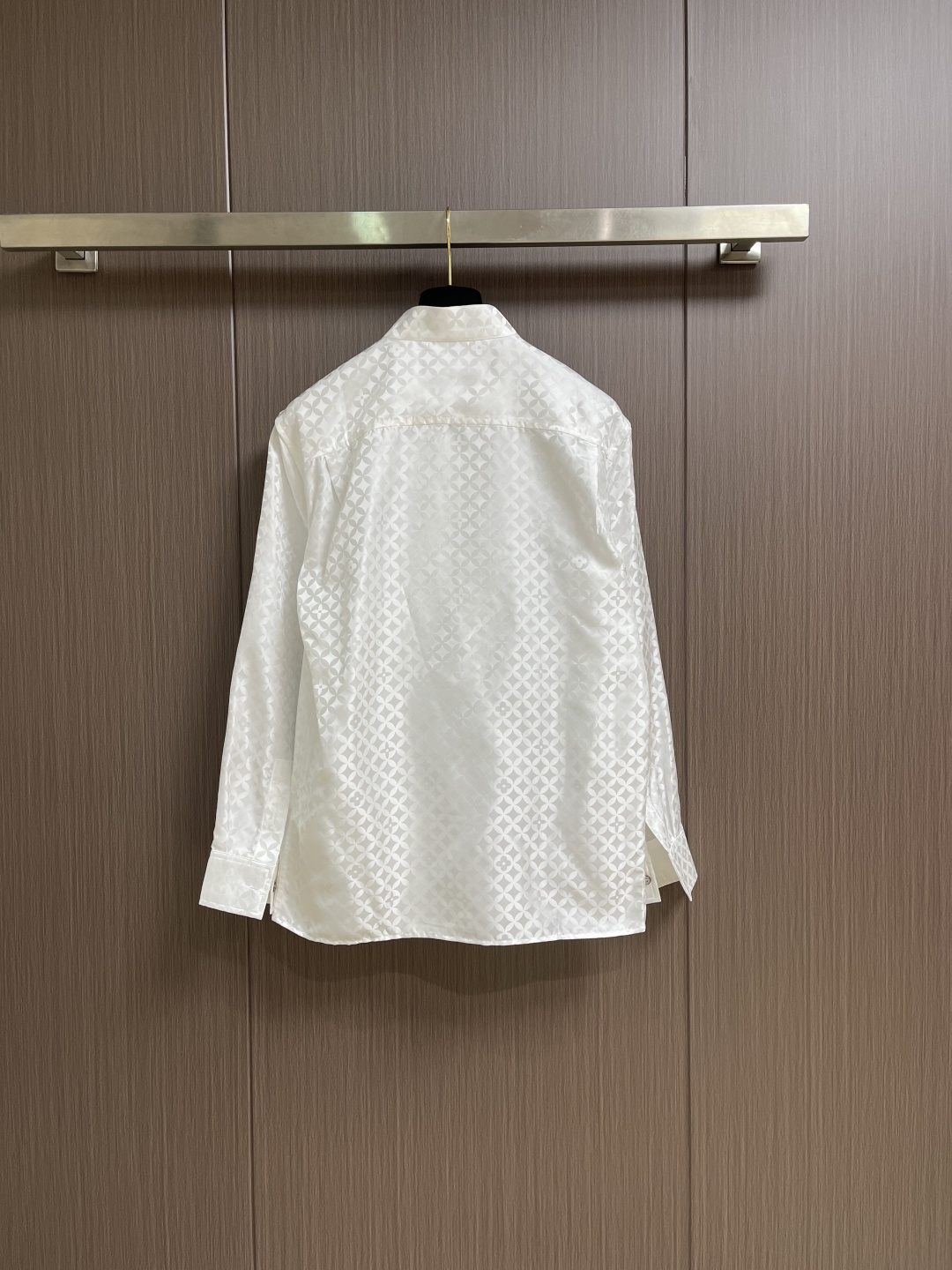 LV 府绸提花字母印花复古V领长袖衬衫，府绸是一种经典的棉织物，其特点是经纬纱密度差异大，形成细腻的菱形