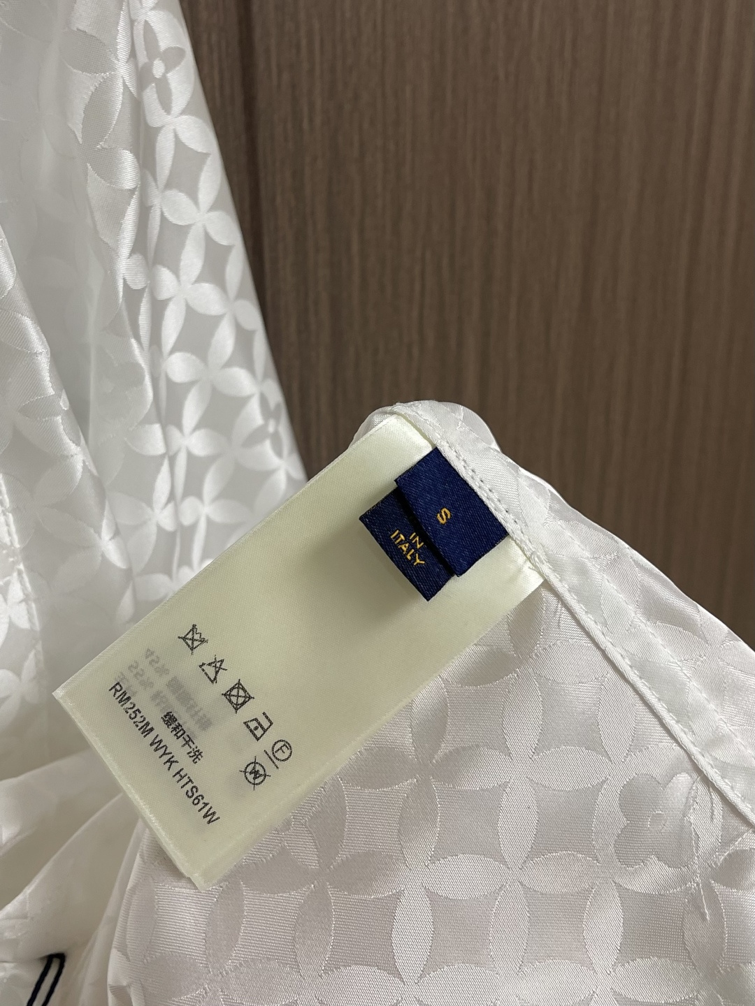 LV 府绸提花字母印花复古V领长袖衬衫，府绸是一种经典的棉织物，其特点是经纬纱密度差异大，形成细腻的菱形