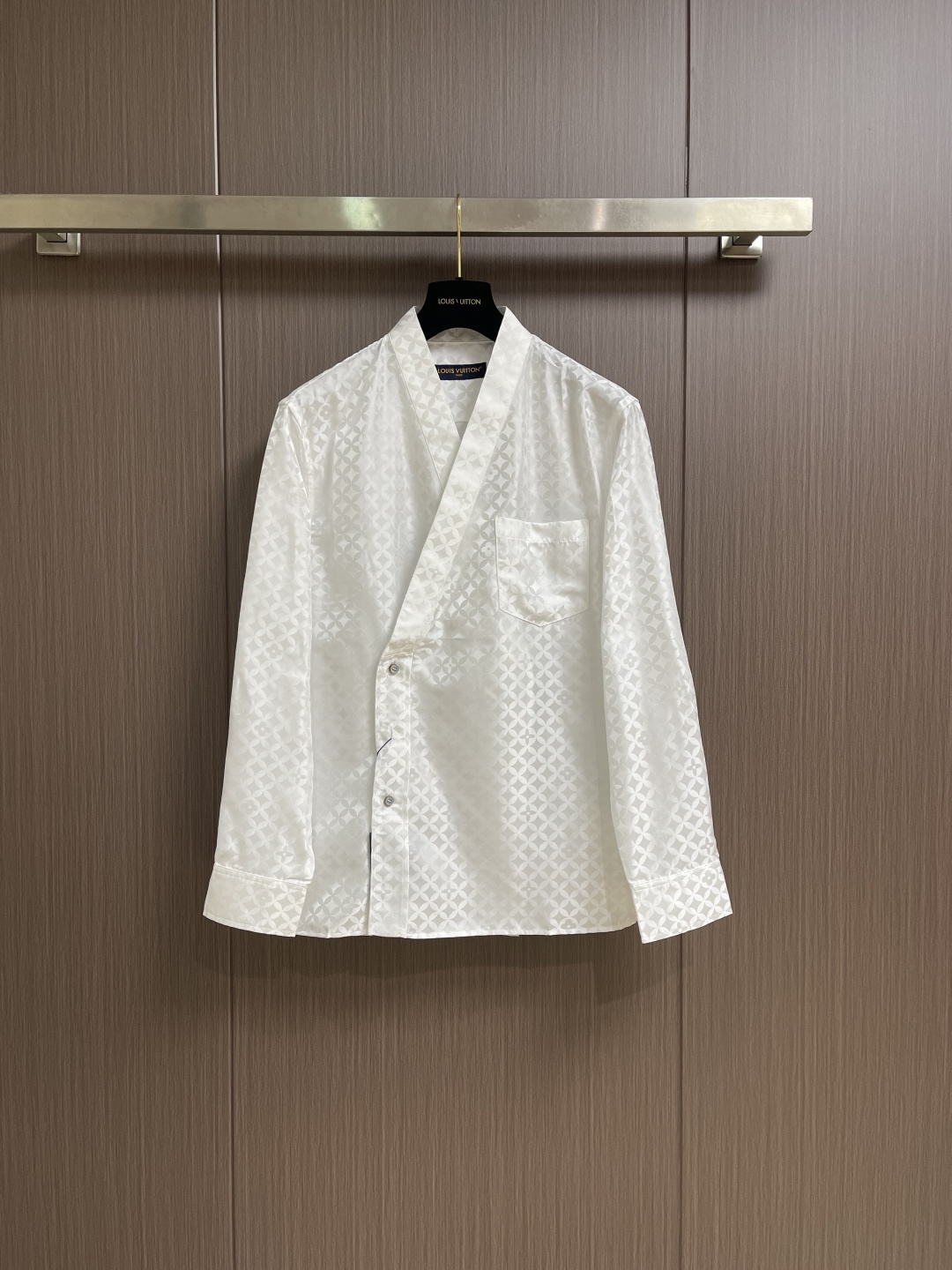 NO:611586,LV  Poplin jacquard letter print retro V-neck long-sleeved shirt. Poplin is a classic cotton fabric. It is characterized by a large density difference in warp and weft yarns, forming a fine diamond-shaped grainy texture. This structure not only gives the fabric a refreshing and breathable wearing feel, but also ensures that its texture is light and thin but has a crisp texture, avoiding the shortcomings of ordinary thin cotton that easily collapses. It perfectly supports the neat shape of the shirt while maintaining  It has the unique skin-friendly comfort of cotton. It is decorated with a release process printing on the chest; it is not too loose or deliberately slim, aiming to create a clean and neat silhouette, which is highly tolerant to the body shape. The standard length ensures that the hem can be properly tucked into trousers or hang down naturally, meeting various dressing needs such as formal and casual. The overall routing is straight and delicate, the fabric is comfortable and soft, and the color is consistent without color difference.  Can be matched with the same style to create a fashionable look, to control various occasions, customized accessories, complete three standards, same style for men and women. Sizes S-XL, louis vuitton, shirts, alexander wang19860909LV 府绸提花字母印花复古V领长袖衬衫,府绸是一种经典的棉织物,其特点是经纬纱密度差异大,形成细腻的菱形颗粒感肌理.这种结构不仅赋予面料清爽透气的穿着感,更确保了其质地轻薄却骨感挺括,避免了普通薄棉易软塌的缺点,完美承托起衬衫的利落版型,同时保持了棉独有的亲肤舒适性.胸前饰有拔印工艺印花；不过分宽松也不刻意修身,旨在打造干净利落的轮廓,对体型都具有极高的包容性.标准长度确保下摆能够妥帖地束入裤装或自然垂落,满足正式与休闲等多种穿搭需求.整体走线平直细腻,面料舒适柔软,颜色一致无色差 能与同款搭配营造时尚造型,驾驭各种场合,定制辅料,三标齐全,男女同款.尺码S-XL,,louis vuitton,shirts,alexander wang,Men's clothing