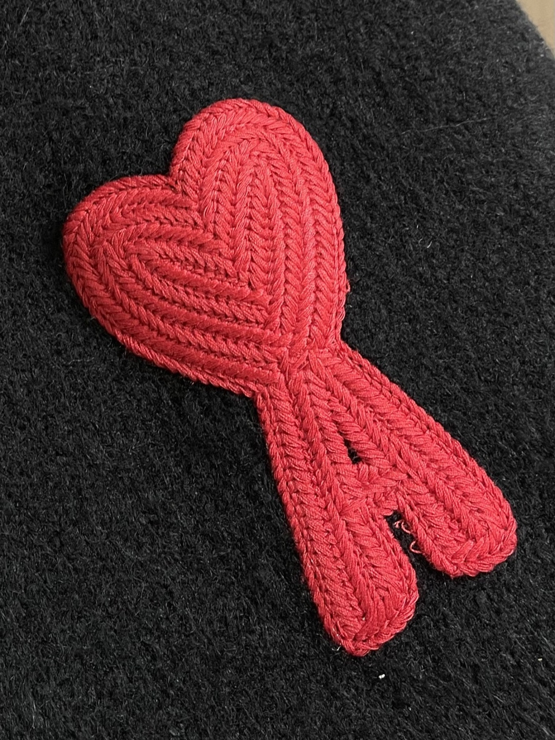 AMI PARIS 爱心刺绣圆领毛衣，定织定染奢柔美丽诺羊毛，德国进口机提花组织而成，精确地控制纱线的排