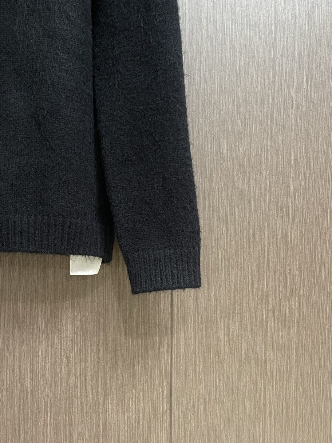 AMI PARIS 爱心刺绣圆领毛衣，定织定染奢柔美丽诺羊毛，德国进口机提花组织而成，精确地控制纱线的排