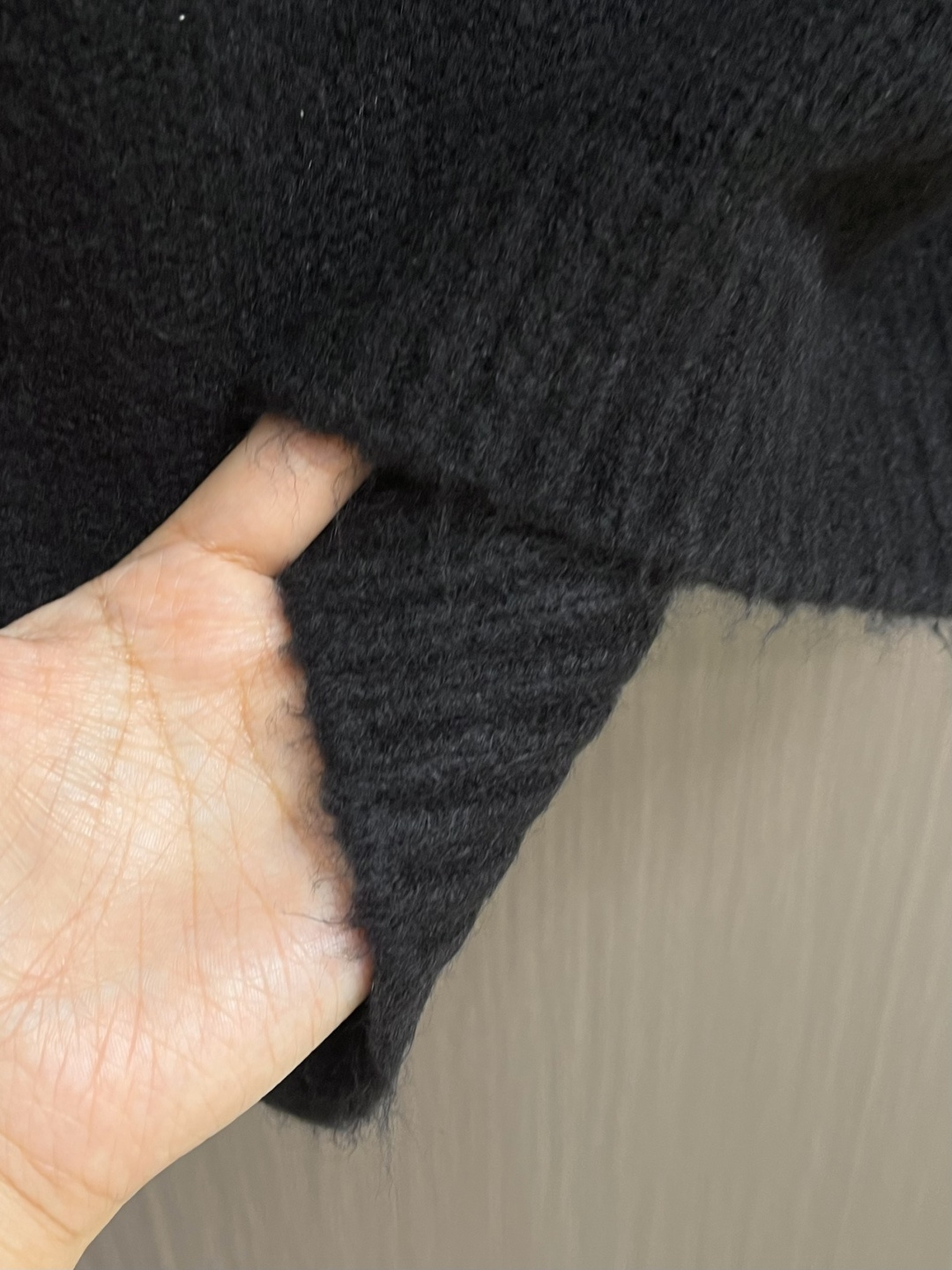 AMI PARIS 爱心刺绣圆领毛衣，定织定染奢柔美丽诺羊毛，德国进口机提花组织而成，精确地控制纱线的排