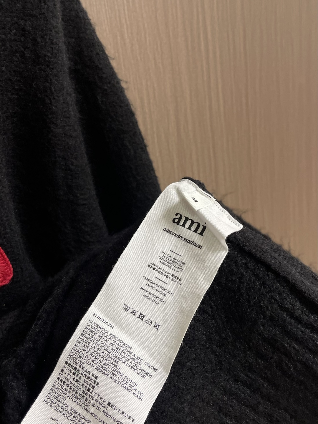 AMI PARIS 爱心刺绣圆领毛衣，定织定染奢柔美丽诺羊毛，德国进口机提花组织而成，精确地控制纱线的排