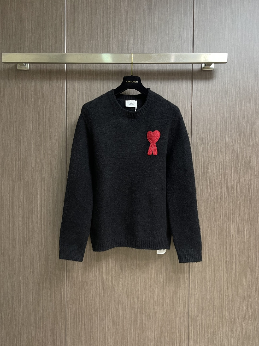AMI PARIS 爱心刺绣圆领毛衣，定织定染奢柔美丽诺羊毛，德国进口机提花组织而成，精确地控制纱线的排