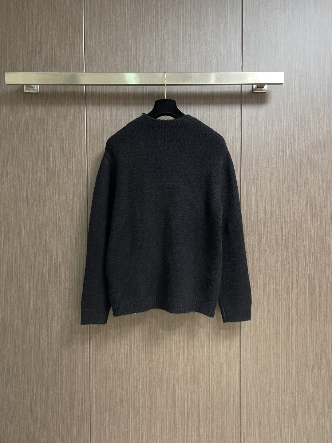 AMI PARIS 爱心刺绣圆领毛衣，定织定染奢柔美丽诺羊毛，德国进口机提花组织而成，精确地控制纱线的排