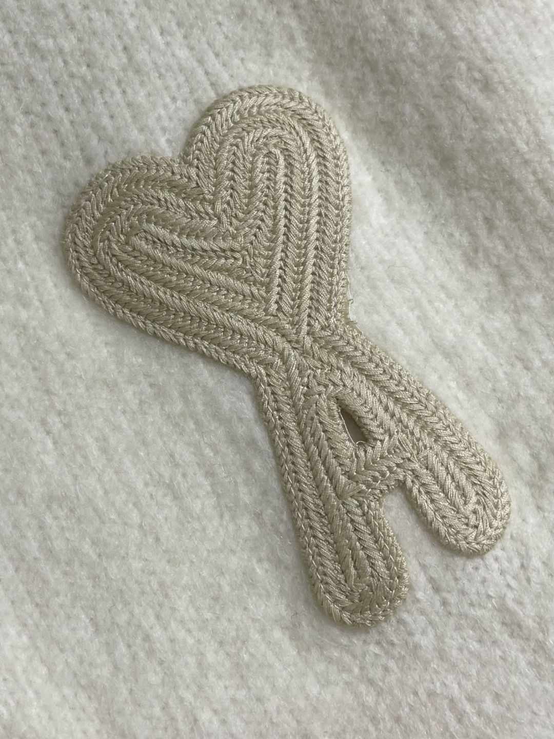 AMI PARIS 爱心刺绣圆领毛衣，定织定染奢柔美丽诺羊毛，德国进口机提花组织而成，精确地控制纱线的排