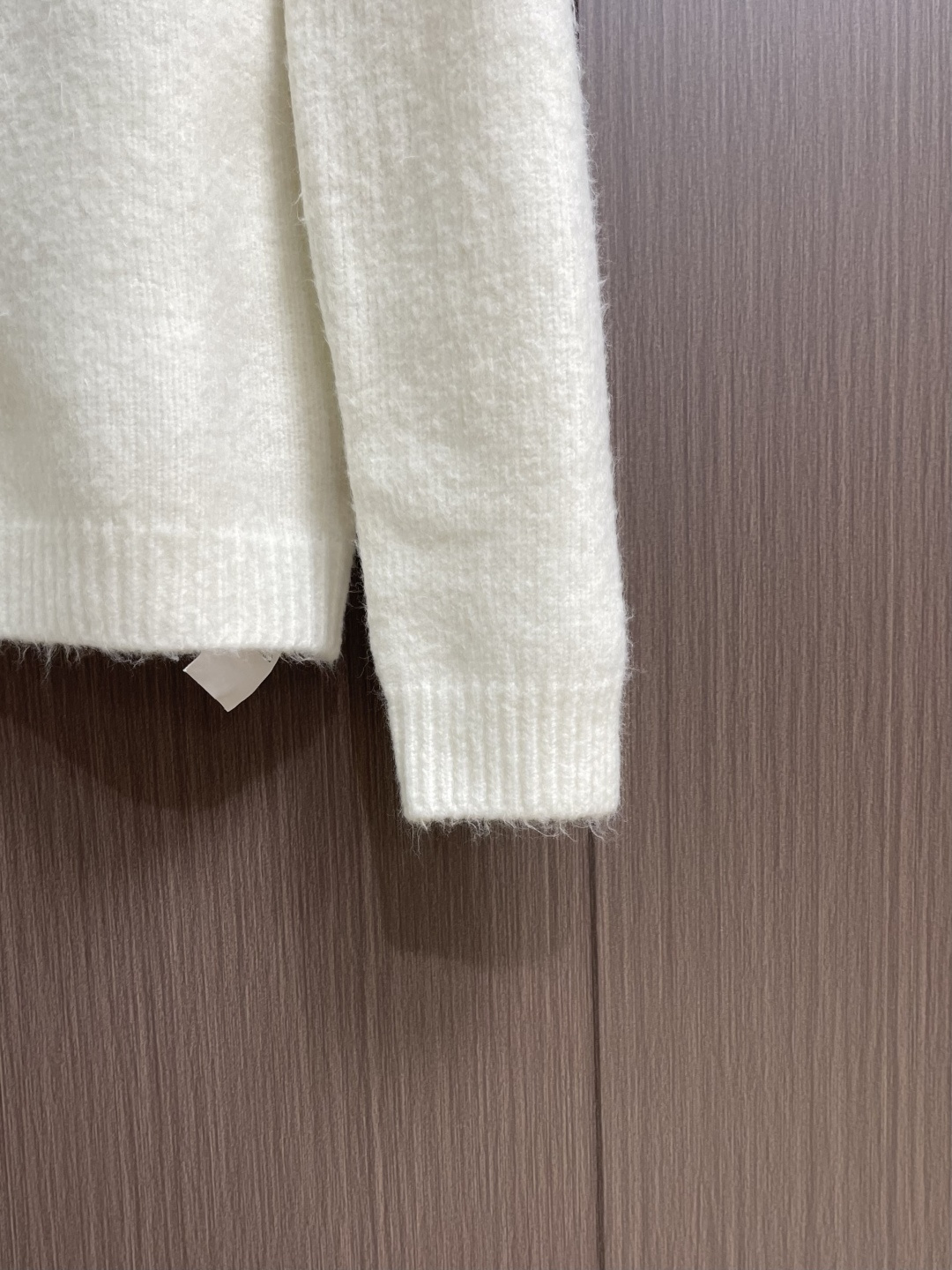 AMI PARIS 爱心刺绣圆领毛衣，定织定染奢柔美丽诺羊毛，德国进口机提花组织而成，精确地控制纱线的排