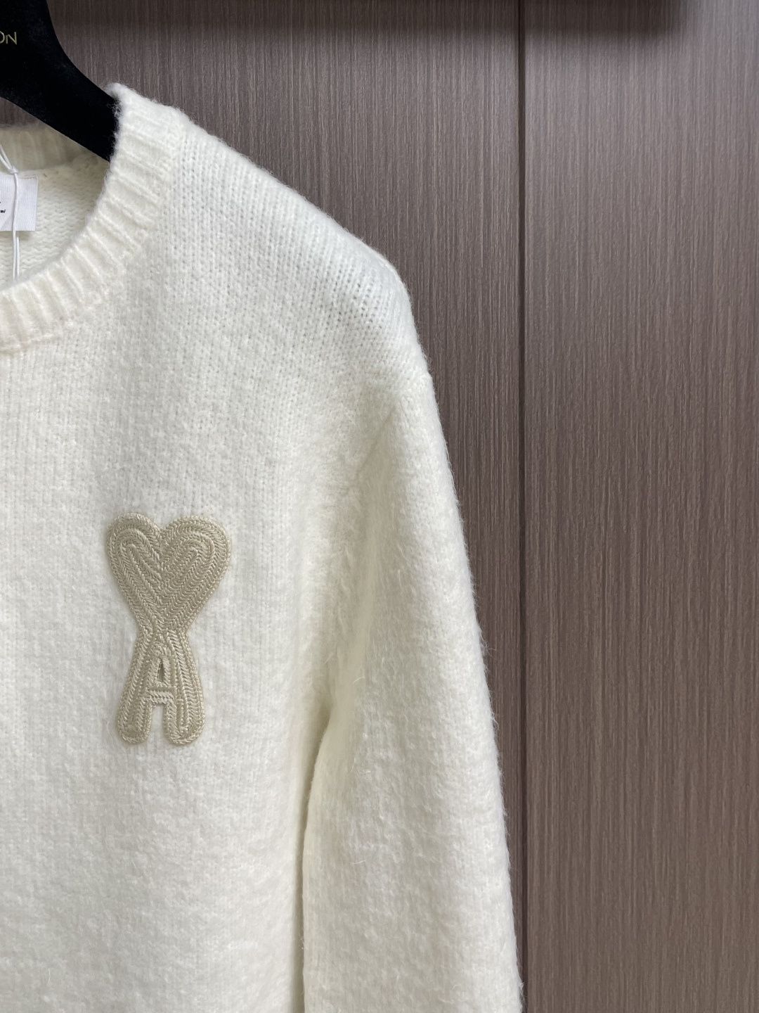 AMI PARIS 爱心刺绣圆领毛衣，定织定染奢柔美丽诺羊毛，德国进口机提花组织而成，精确地控制纱线的排