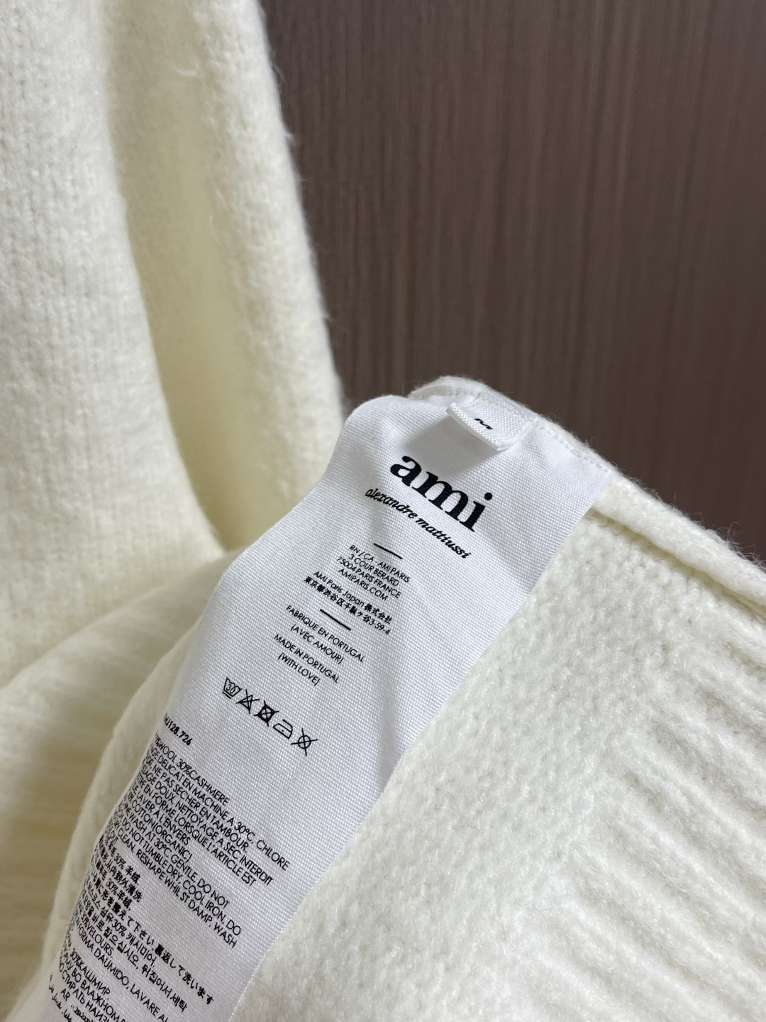 AMI PARIS 爱心刺绣圆领毛衣，定织定染奢柔美丽诺羊毛，德国进口机提花组织而成，精确地控制纱线的排