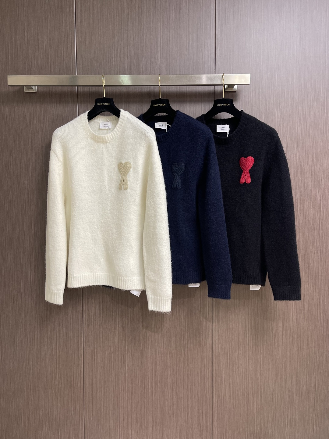 AMI PARIS 爱心刺绣圆领毛衣，定织定染奢柔美丽诺羊毛，德国进口机提花组织而成，精确地控制纱线的排